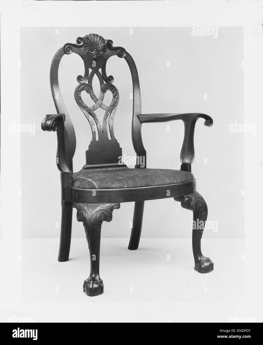 Questa poltrona americana, ca. 1755, realizzata in mogano, misura 44 x 33,25 x 21,5 pollici (111,8 x 84,5 x 54,6 cm). Fa parte della collezione del Metropolitan Museum of Art, acquisita attraverso il Rogers Fund nel 1925. Foto Stock