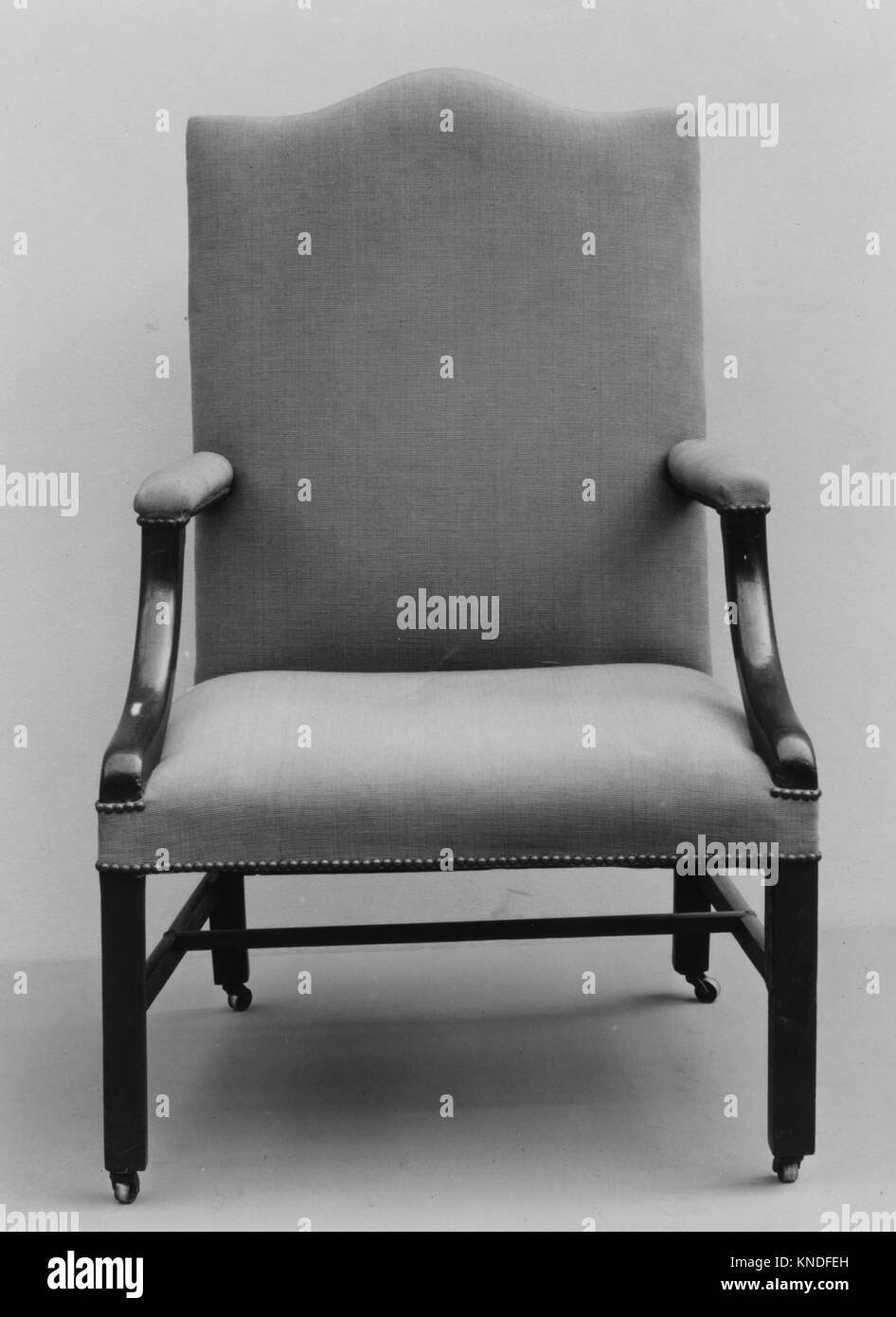 Una poltrona americana dal 1755 al 1790, realizzata in mogano, acero rosso e pino bianco, che esemplifica il design e l'artigianalità dei mobili americani del XVIII secolo. Foto Stock