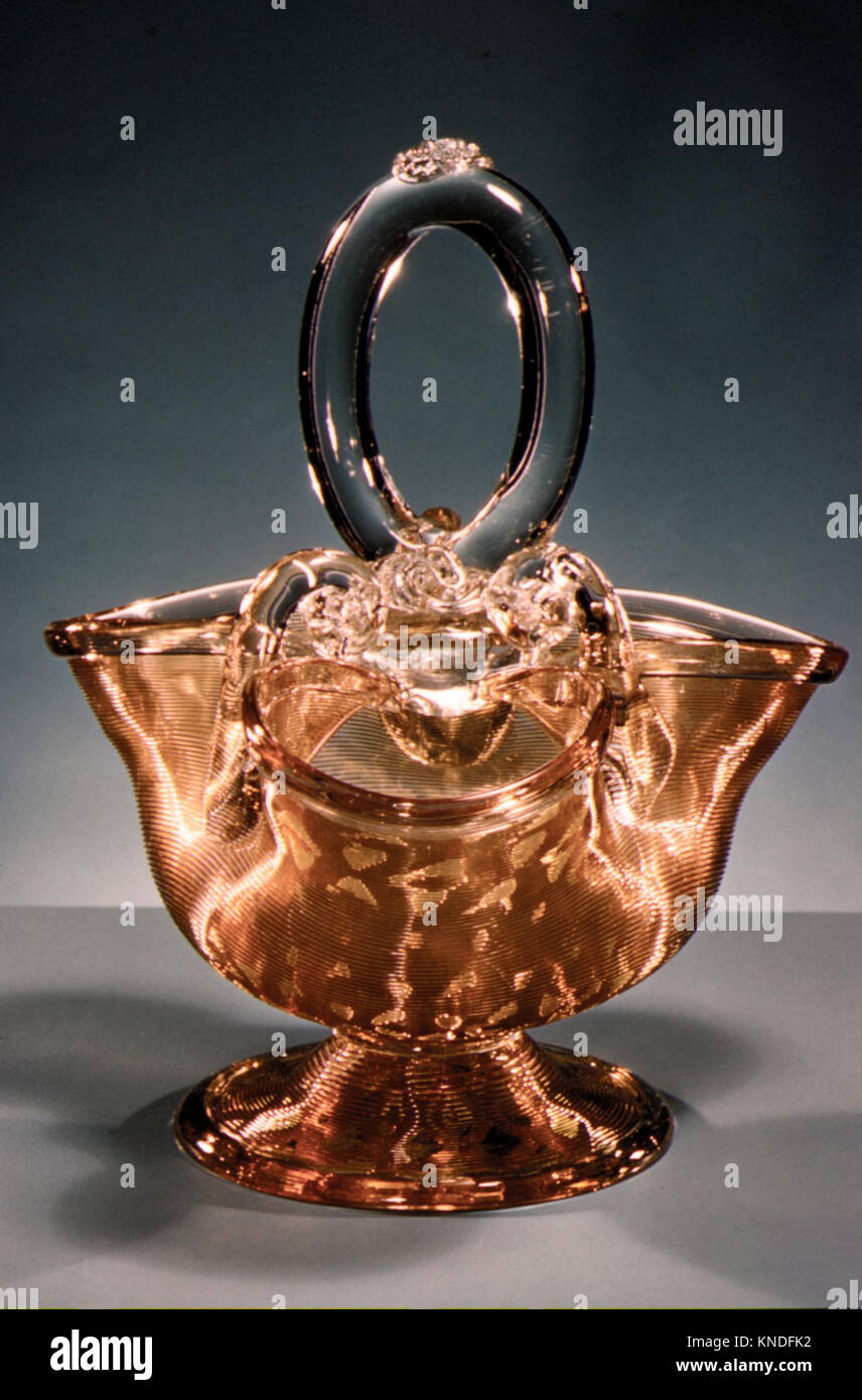 Questo cestello, META' ES7860, possibilmente realizzato dalla Boston & Sandwich Glass Company (1825-1888), presenta vetro soffiato color ambra e incolore con decorazione filettata applicata. Foto Stock
