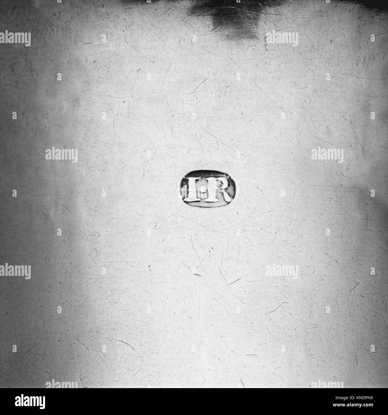 Questo becher d'argento, probabilmente realizzato da Joseph Russell intorno al 1730, misura 1/2 pollici di altezza, pesa 6 oz. 8 dwt., ed è stato lasciato in eredità al MET da Alphonso T. Clearwater nel 1933. Foto Stock