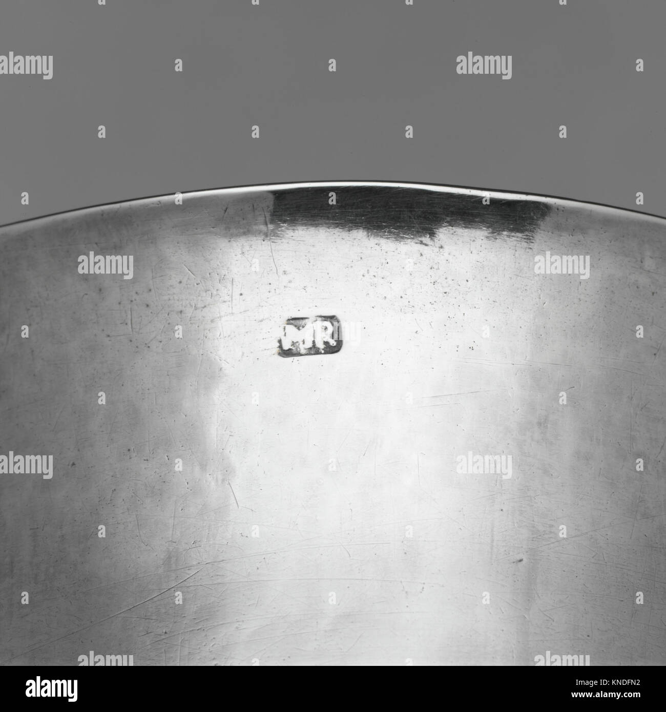 Questo becher in argento di Moody Russell, risalente al 1715 circa, dimostra la raffinata maestria artigianale dei primi anni del XVIII secolo, con un'altezza di 15/16 cm e un peso di circa 2 once. Foto Stock