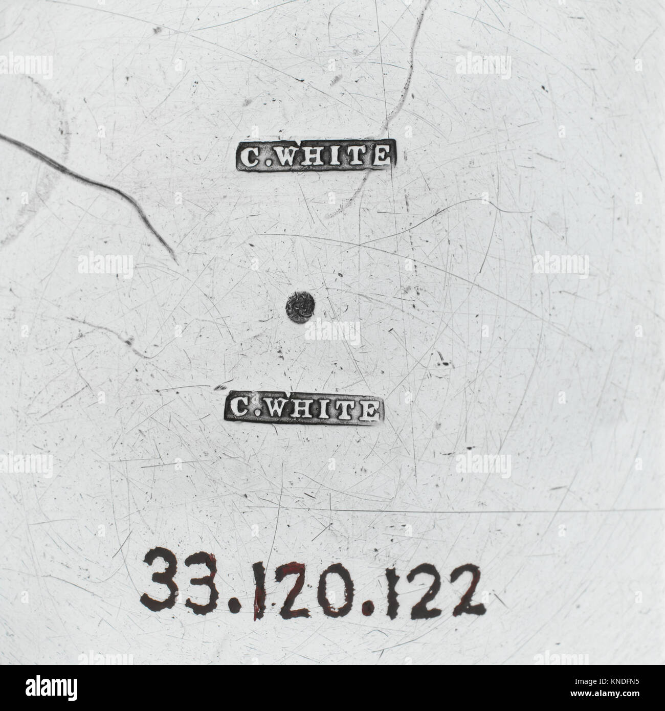 Questo becher in argento di C. White, circa 1830–1840, misura 1/8 pollici di altezza, pesa 19 once, con un diametro del labbro di 1/8 pollici e un diametro della base di 1/2 pollici. Fa parte della collezione del Metropolitan Museum of Art. Foto Stock