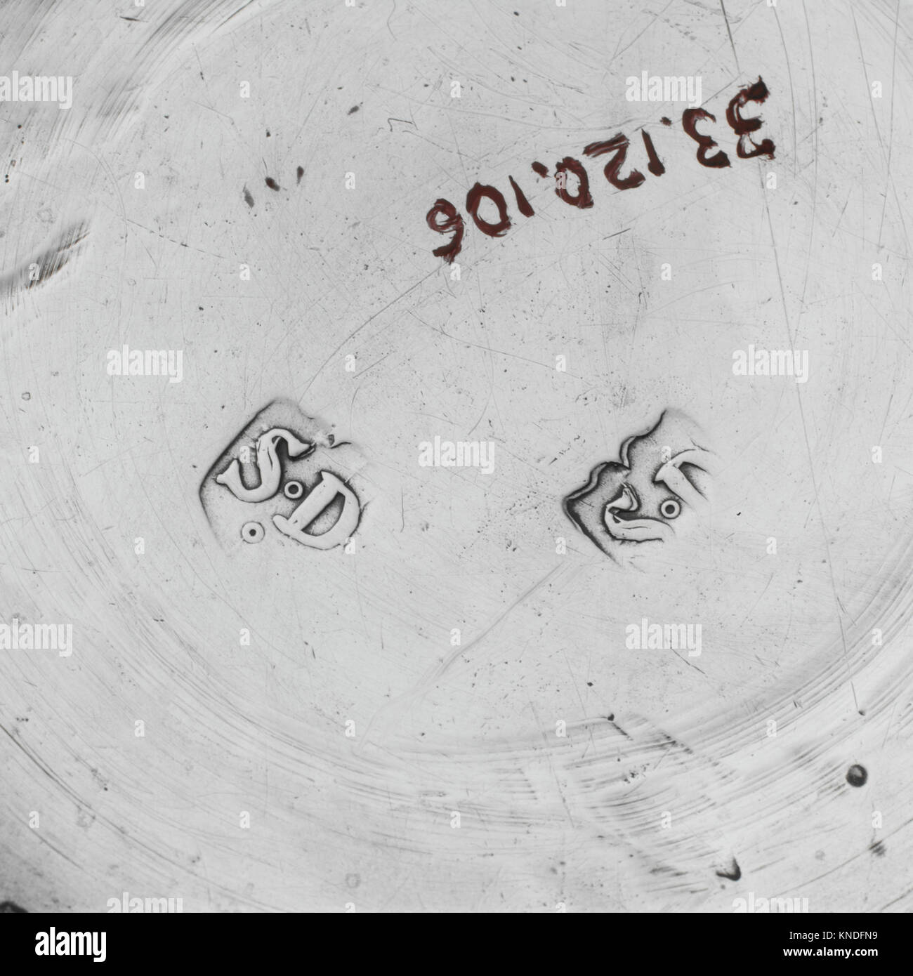 Questo becher d'argento contrassegnato con S. D., datato 1680-1730, misura 1/16 pollici di altezza, pesa 3 once. 17 dwt., con un diametro del labbro di 1/8 pollici e un diametro della base di 5/8 pollici. Fa parte della collezione MET. Foto Stock