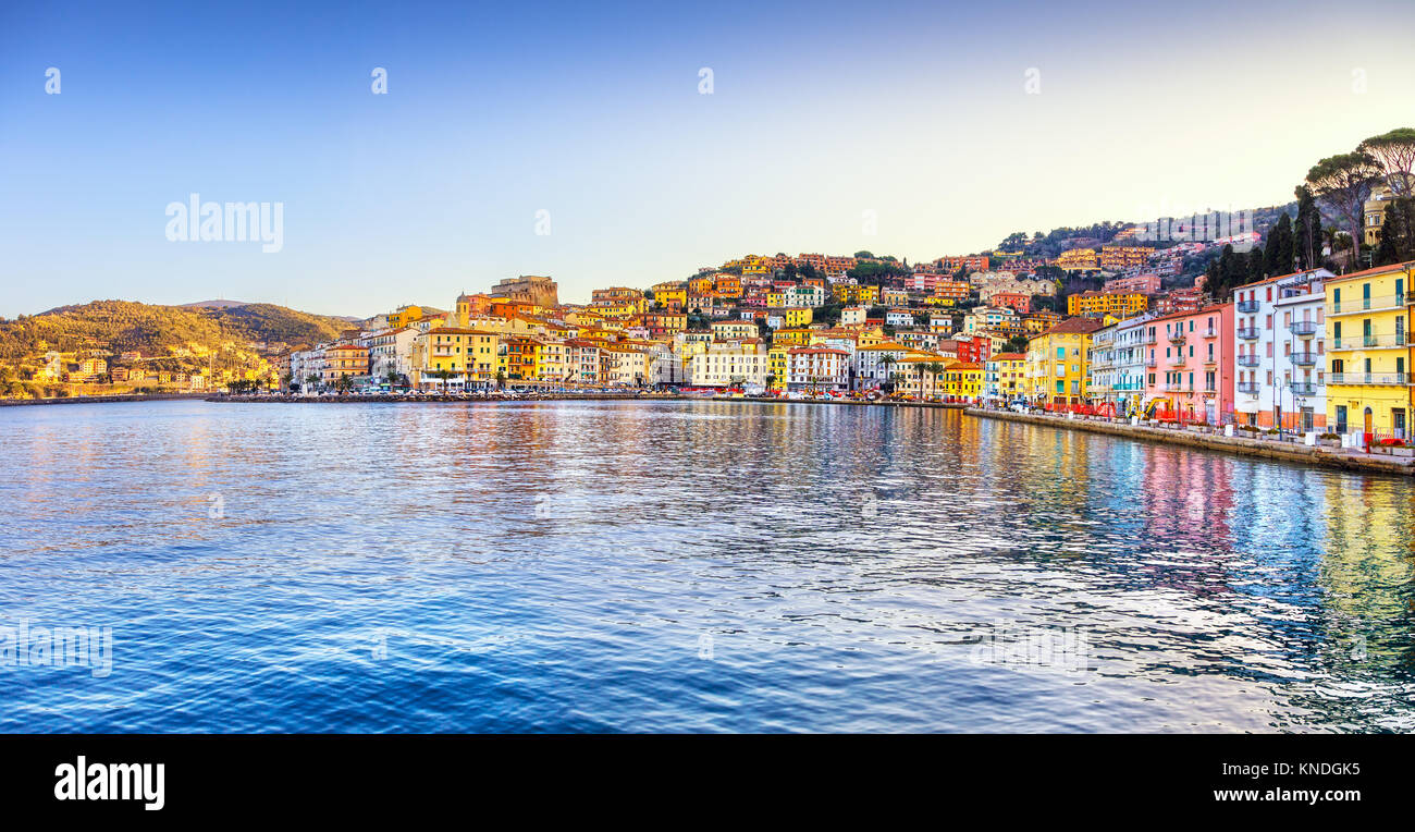 Porto Santo Stefano vista panoramica del lungomare, italiano destinazione di viaggio. Monte Argentario, Toscana, Italia. Foto Stock