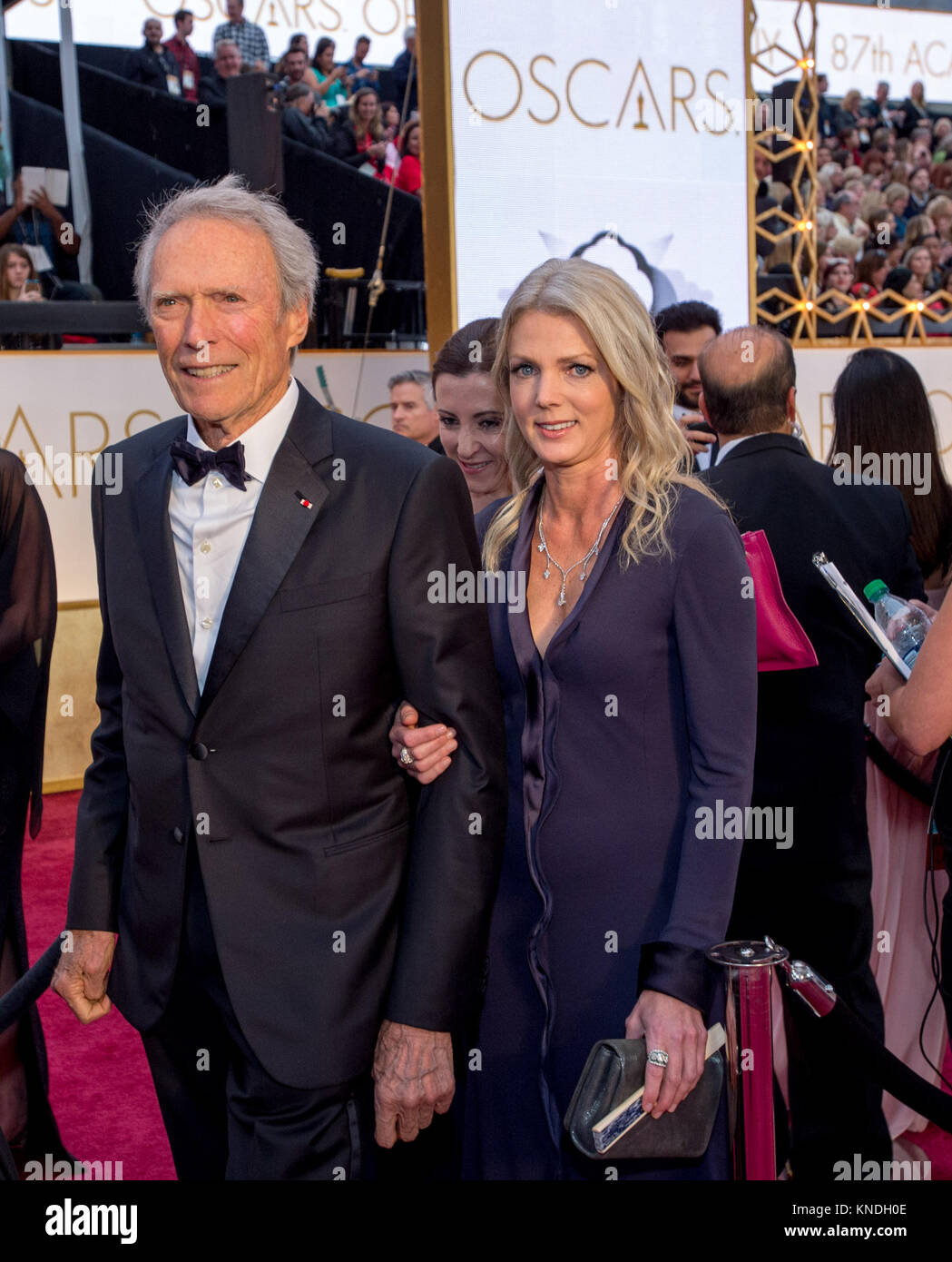 HOLLYWOOD, CA - febbraio 22: Clint Eastwood e Christina Sandera attendst la 87th annuale di Academy Awards di Hollywood & Highland Center il 22 febbraio 2015 in Hollywood, la California. Persone: Clint Eastwood e Christina Sandera Foto Stock