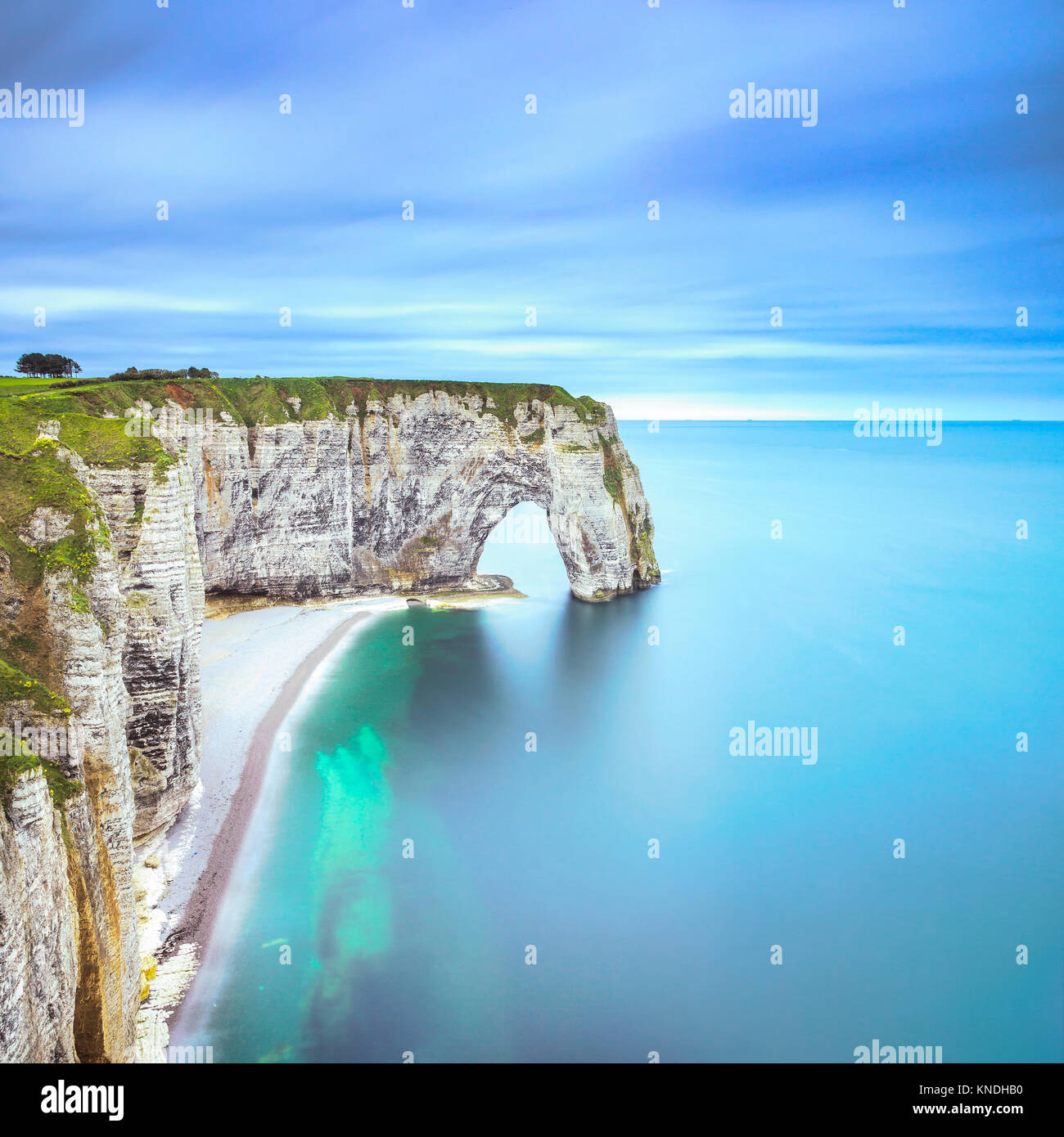 Etretat, la Manneporte roccia naturale arch meraviglia, Cliff e spiaggia. Fotografie con lunghi tempi di esposizione. La Normandia, Francia, Europa Foto Stock