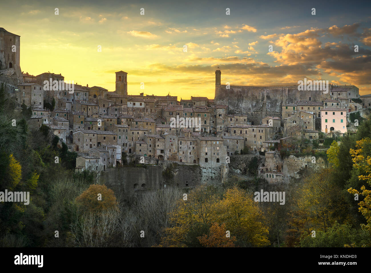 Toscana Sorano borgo medioevale sul tufo rocky hill. Panorama al tramonto. L'Italia, l'Europa. Foto Stock