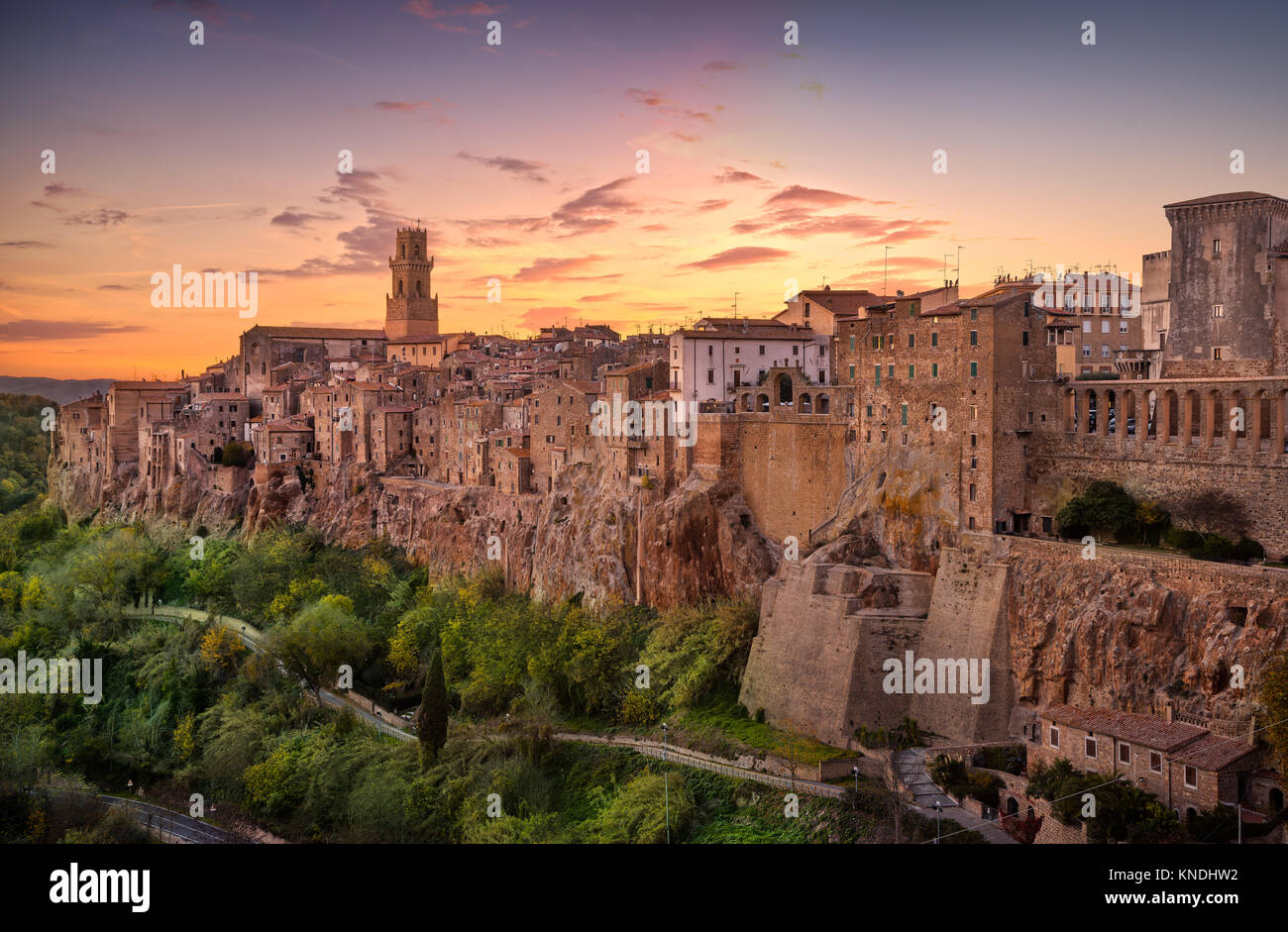 Toscana, Pitigliano borgo medievale sul tufo rocky hill. Panorama al tramonto. L'Italia, l'Europa. Foto Stock