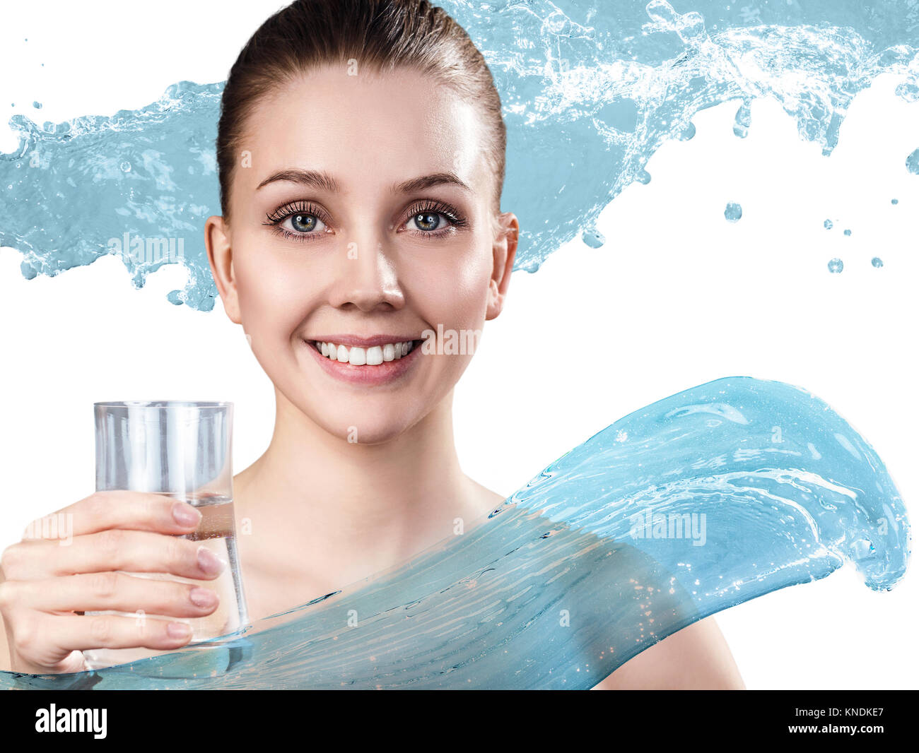 Giovane donna detiene il bicchiere con acqua pulita in schizzi d'acqua. Foto Stock