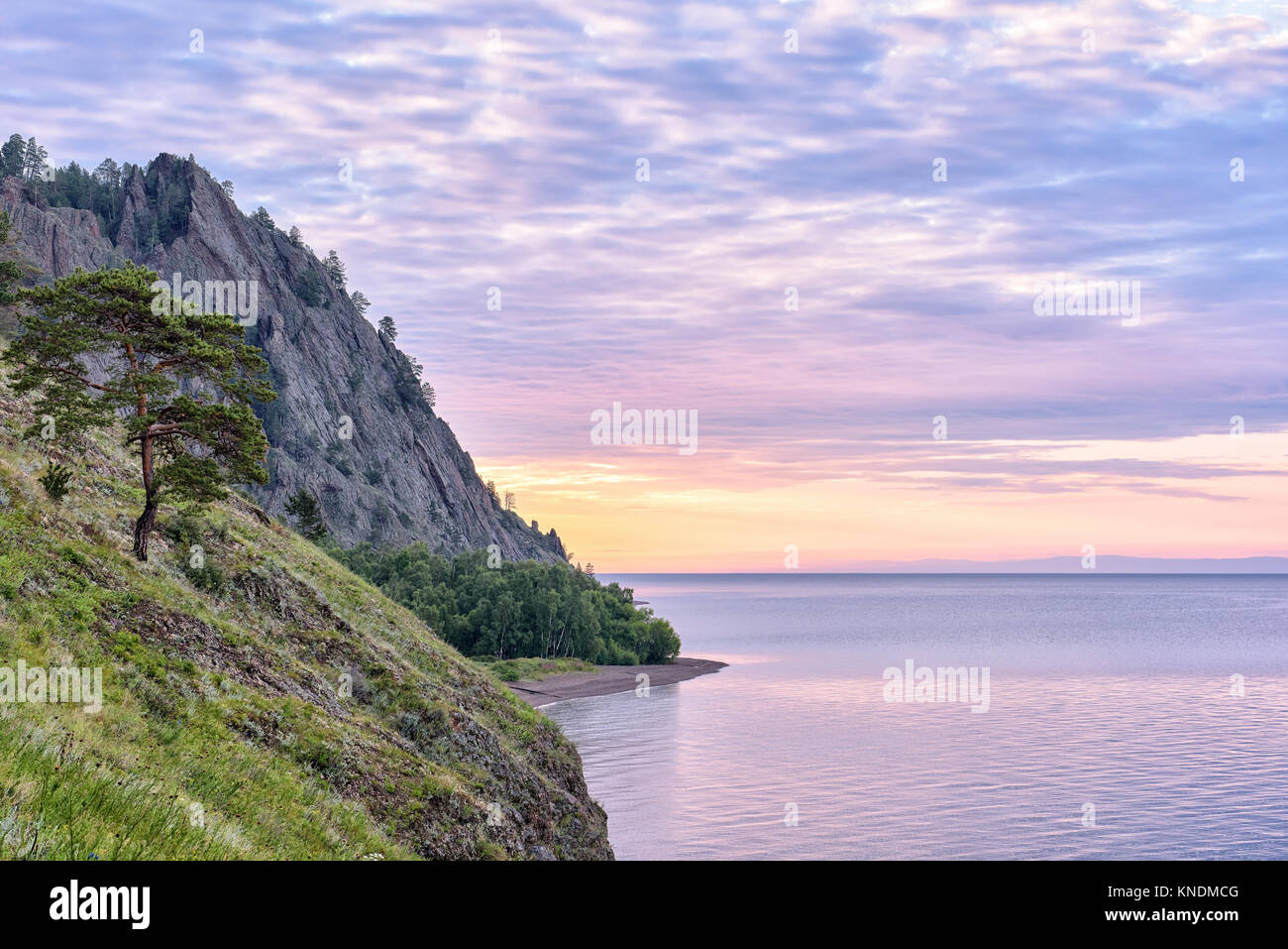 Lago Baikal. Luglio paesaggio all'alba. Regione di Irkutsk. La Russia Foto Stock