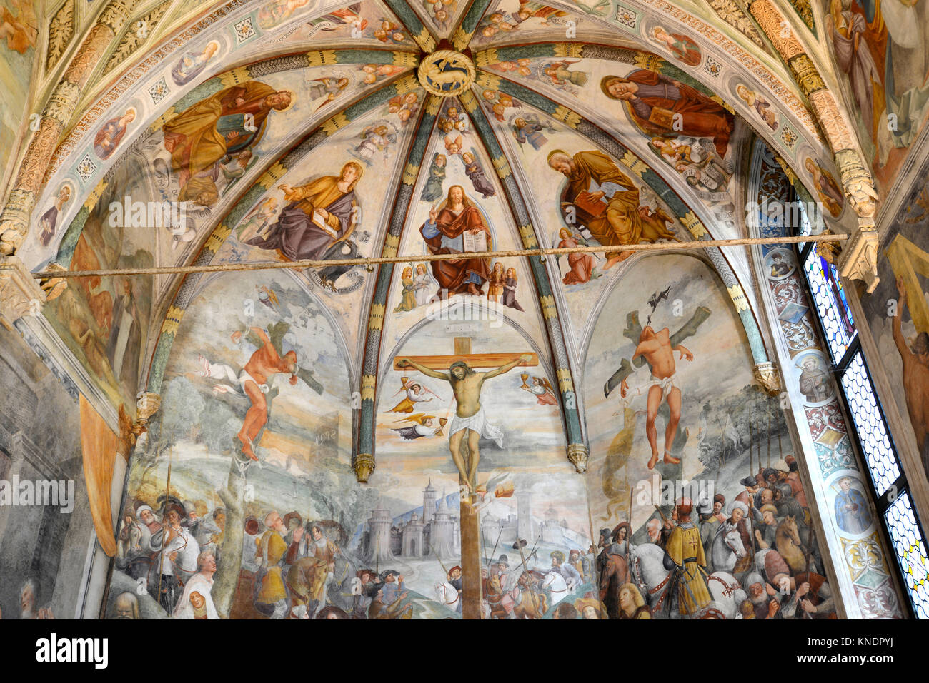 Italia Friuli S.Daniele del Friuli chiesa di Sant'Antonio Abate. Ciclo di affreschi del XV secolo da Pellegrino da San Daniele. Abside con scene della grande Crocifissione, nella metà del pannello di cunei nelle figure della benedizione di Cristo e i quattro Evangelisti. Foto Stock