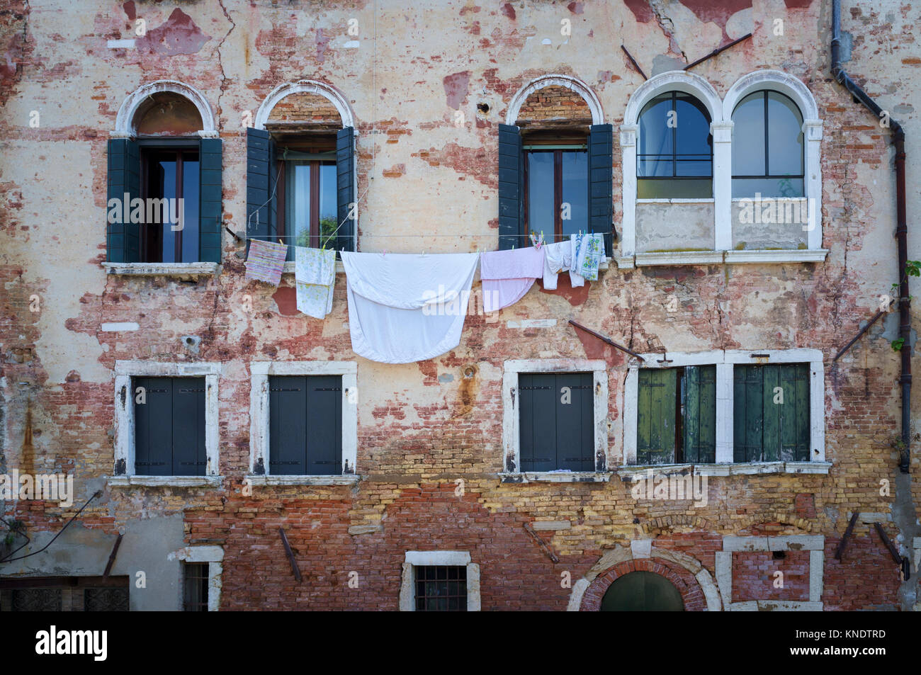 Il lavaggio appesi da Windows a Venezia Foto Stock