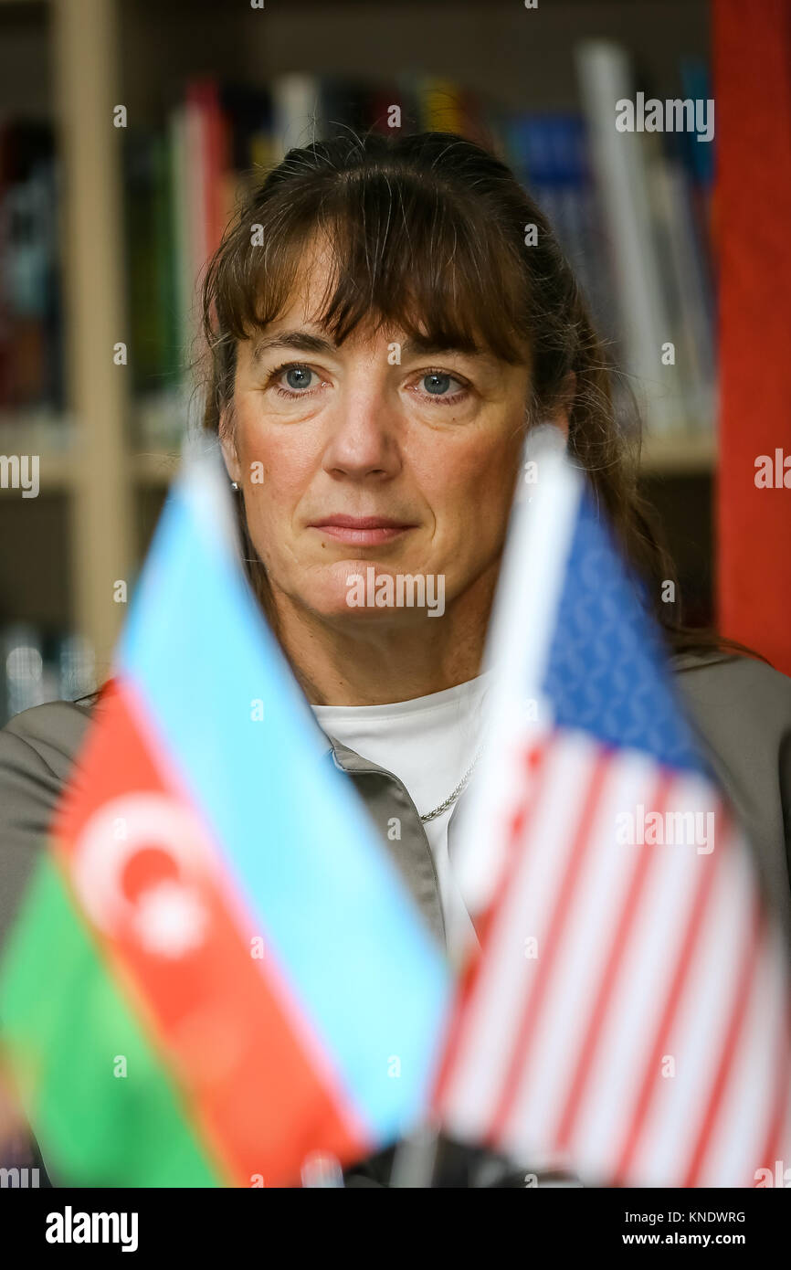 Baku in Azerbaijan. Undicesimo Dec, 2017. Noi lo space shuttle Atlantis lo specialista di missione Heidemarie Stefanyshyn-Piper assiste ad una conferenza stampa a Baku al centro americano. Credito: Aziz Karimov/Pacific Press/Alamy Live News Foto Stock