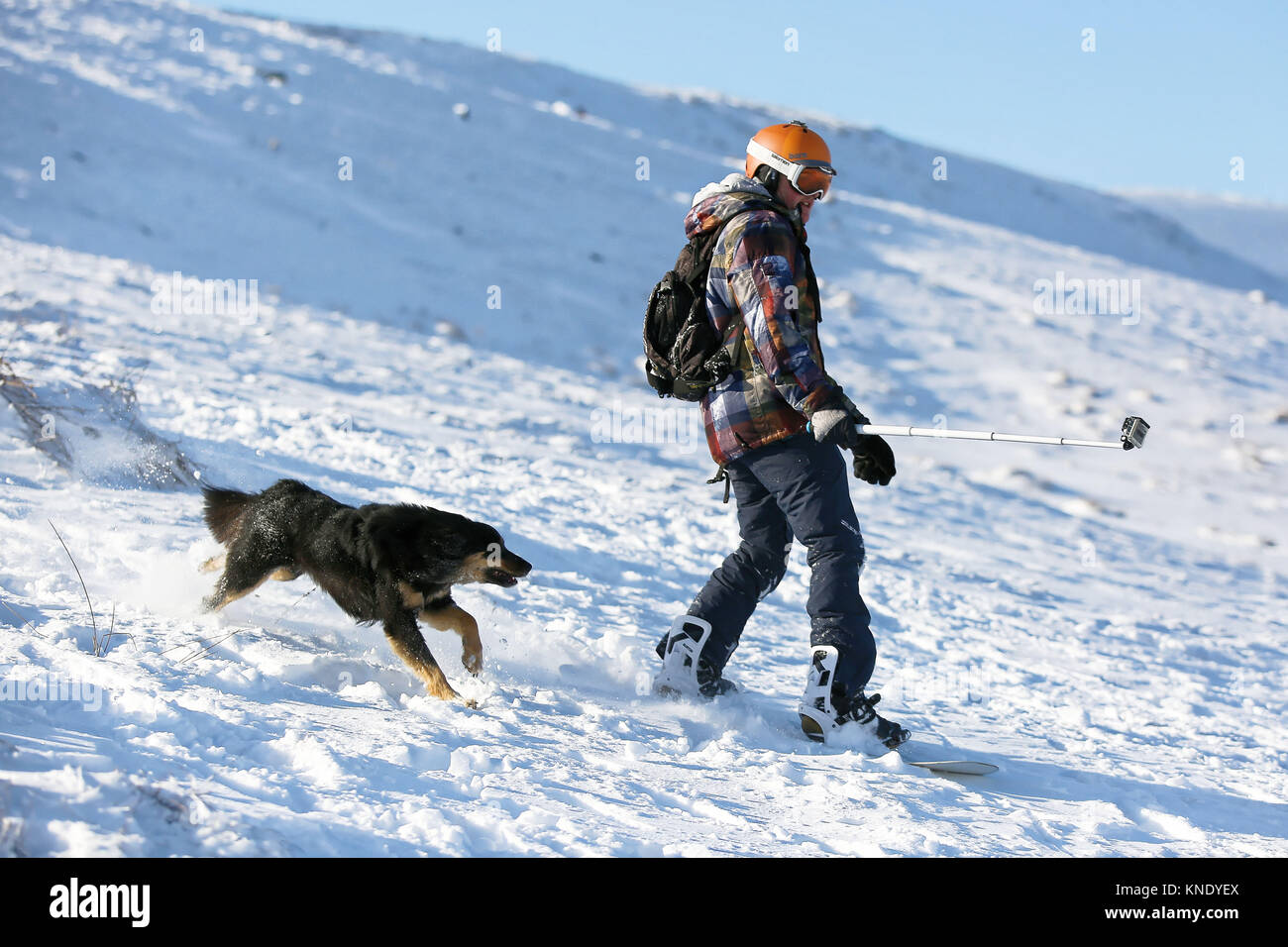 Nella foto: un uomo gli sci sulla neve a piani di braccia a Brecon Beacons, Wales, Regno Unito. Lunedì 11 Dicembre 2017 Re: temperature di congelamento, la neve e il ghiaccio ha Foto Stock