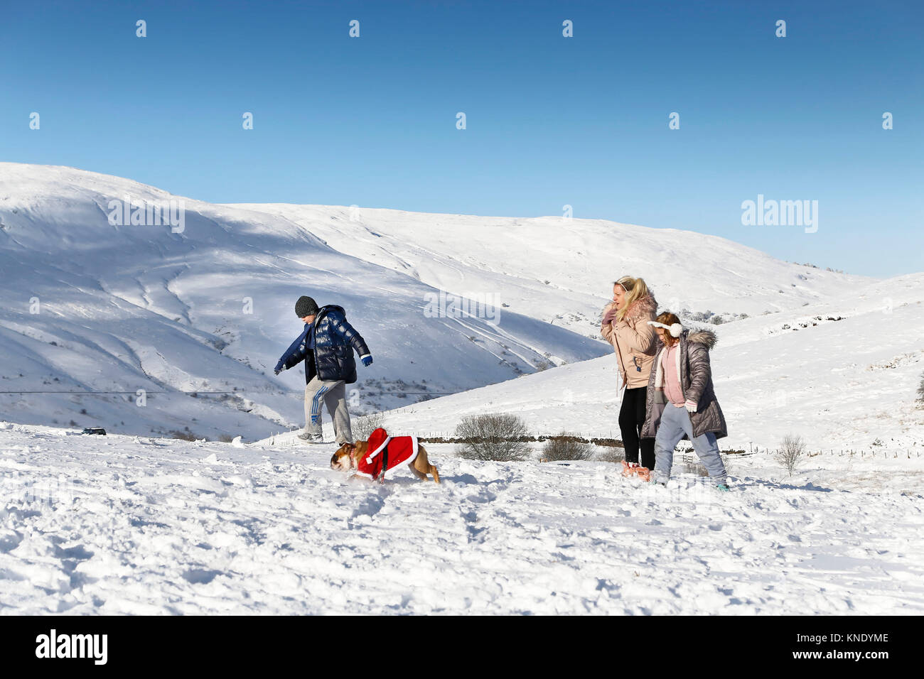 Nella foto: una giovane famiglia balade in piani di braccia a Brecon Beacons, Wales, Regno Unito. Lunedì 11 Dicembre 2017 Re: temperature di congelamento, la neve e il ghiaccio ha Foto Stock