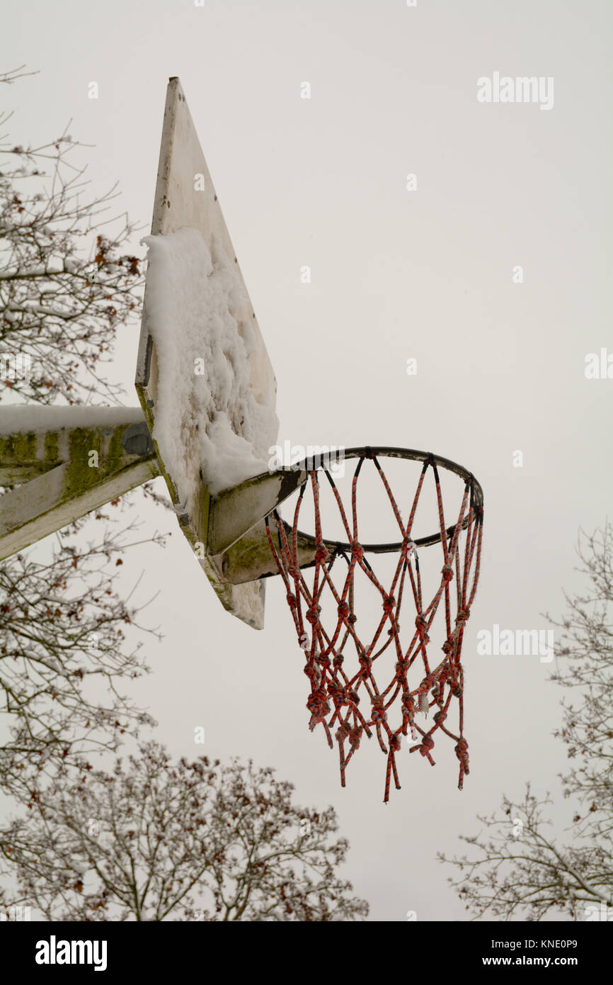 Outdoor basketball net e lavagna bianca coperta di neve in inverno Foto Stock