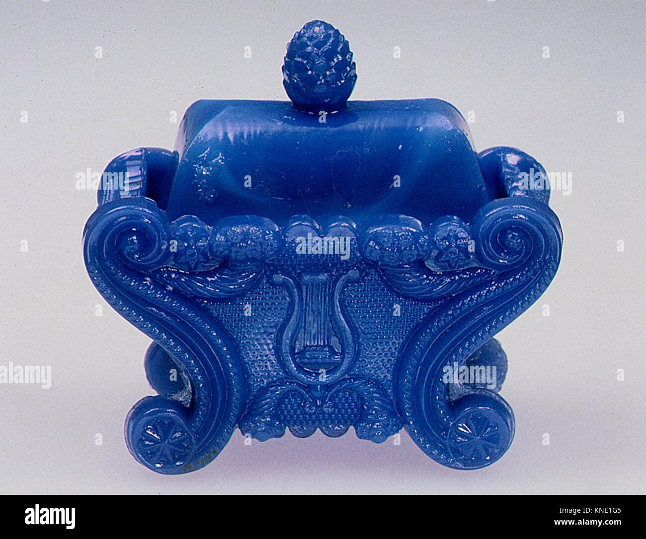 Questo sale coperto, fatto di vetro pressato, fu probabilmente prodotto dalla Boston & Sandwich Glass Company a Sandwich, Massachusetts tra il 1825 e il 1888. Misura circa 7/8 cm di altezza ed è parte della collezione del Metropolitan Museum of Art, donata in memoria del Dr. Charles W. Green. Foto Stock