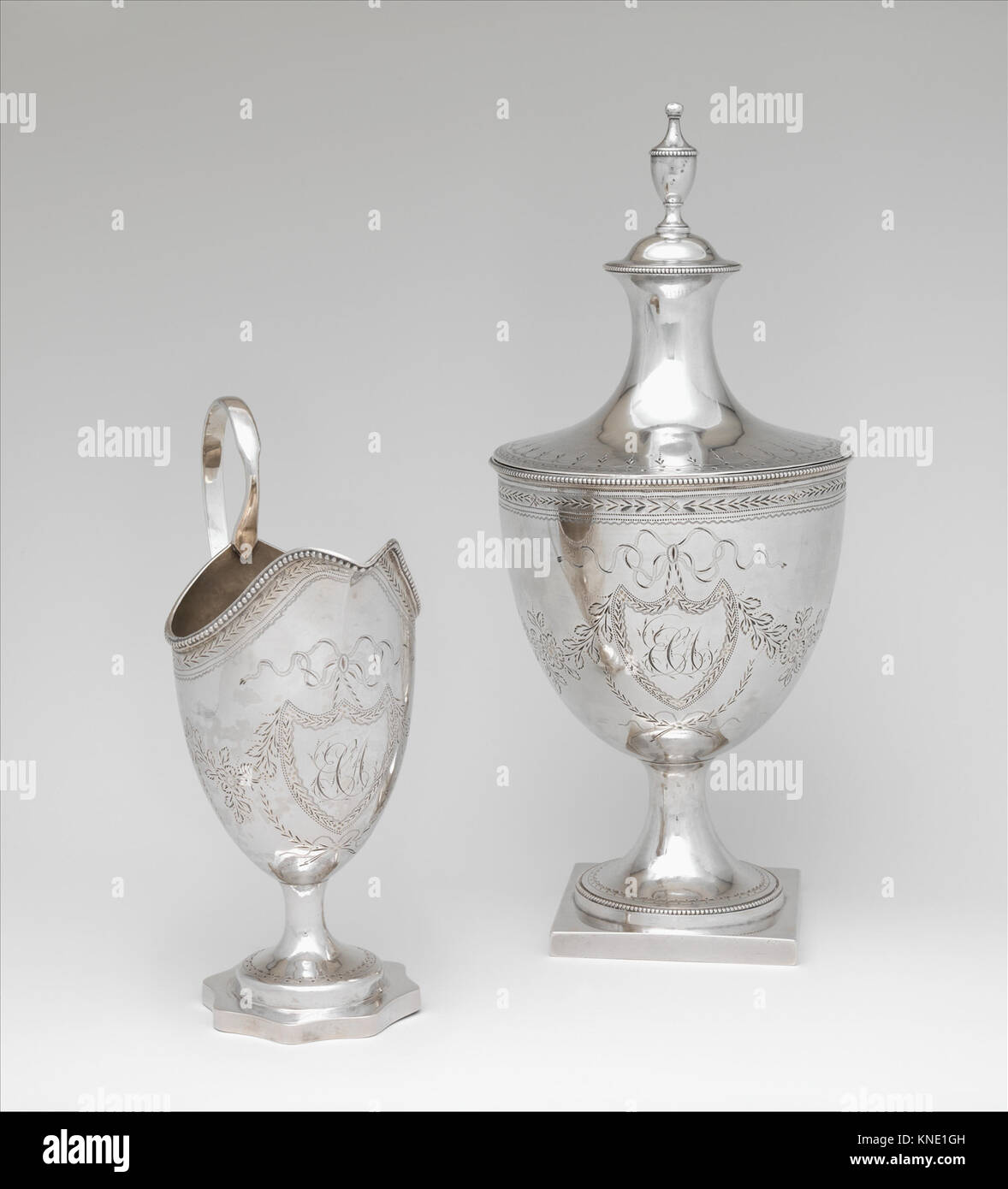 Una ciotola da zucchero coperta, argento, 1746–1832, di William W. Gilbert, 6 1/2 x 4 5/16 pollici, 4 oz. 16 dwt, parte della collezione MET, donata da Mr. E Mrs. William A. Moore. Foto Stock