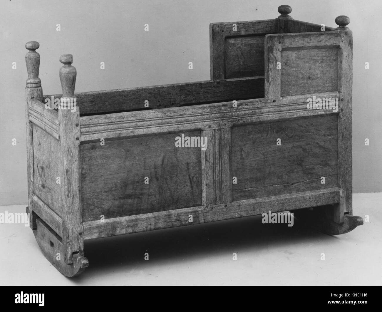 Culla incontrato 10668 2579 American, culla, 1640?90, rovere bianco, 28 1/2 x 24 x 37 1/8 in. (72,4 x 61 x 94,3 cm). Il Metropolitan Museum of Art di New York. Dono della sig.ra Russell Sage, 1909 (10.125.672) Foto Stock