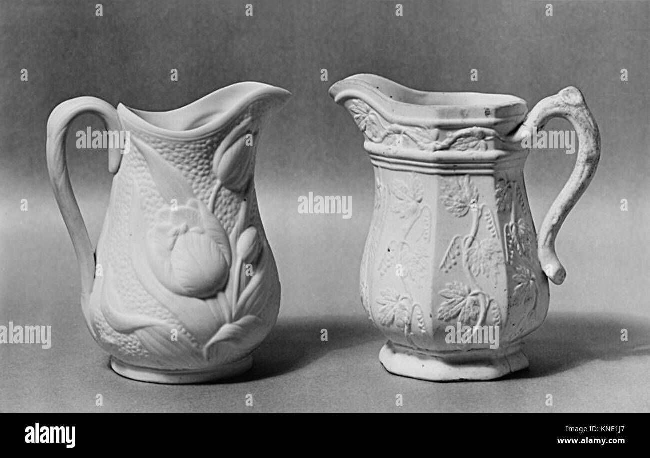 Una caraffa parigina di crema porcellana, americana, 1830–1870, 5 3/8 x 4 7/8 x 3 11/16 pollici, con superficie liscia e simile al marmo, che esemplifica l'artigianato della porcellana del XIX secolo. Fa parte della collezione MET. Foto Stock