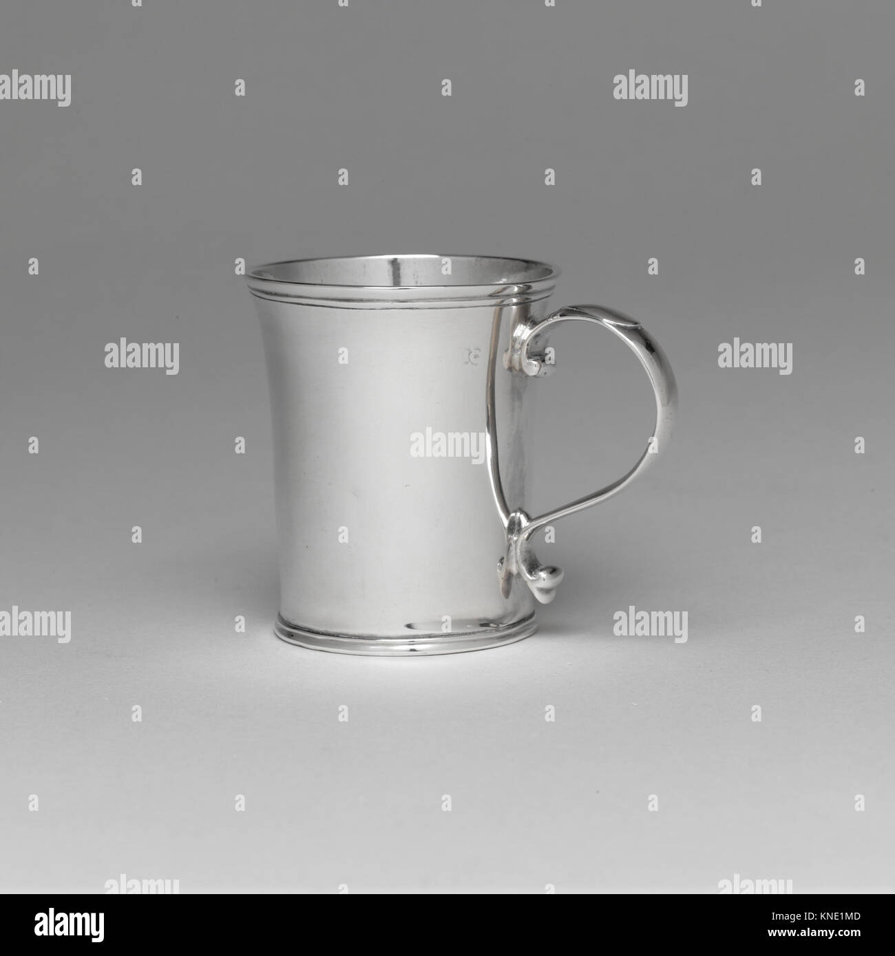 Questa coppa d'argento, risalente al 1700 circa, attribuita a John Coney, misura 2,75 x 3,375 pollici, pesa 3 once e 6 dwt, ed esemplifica la raffinata lavorazione artigianale dell'argento americano dei primi anni del XVIII secolo. Foto Stock
