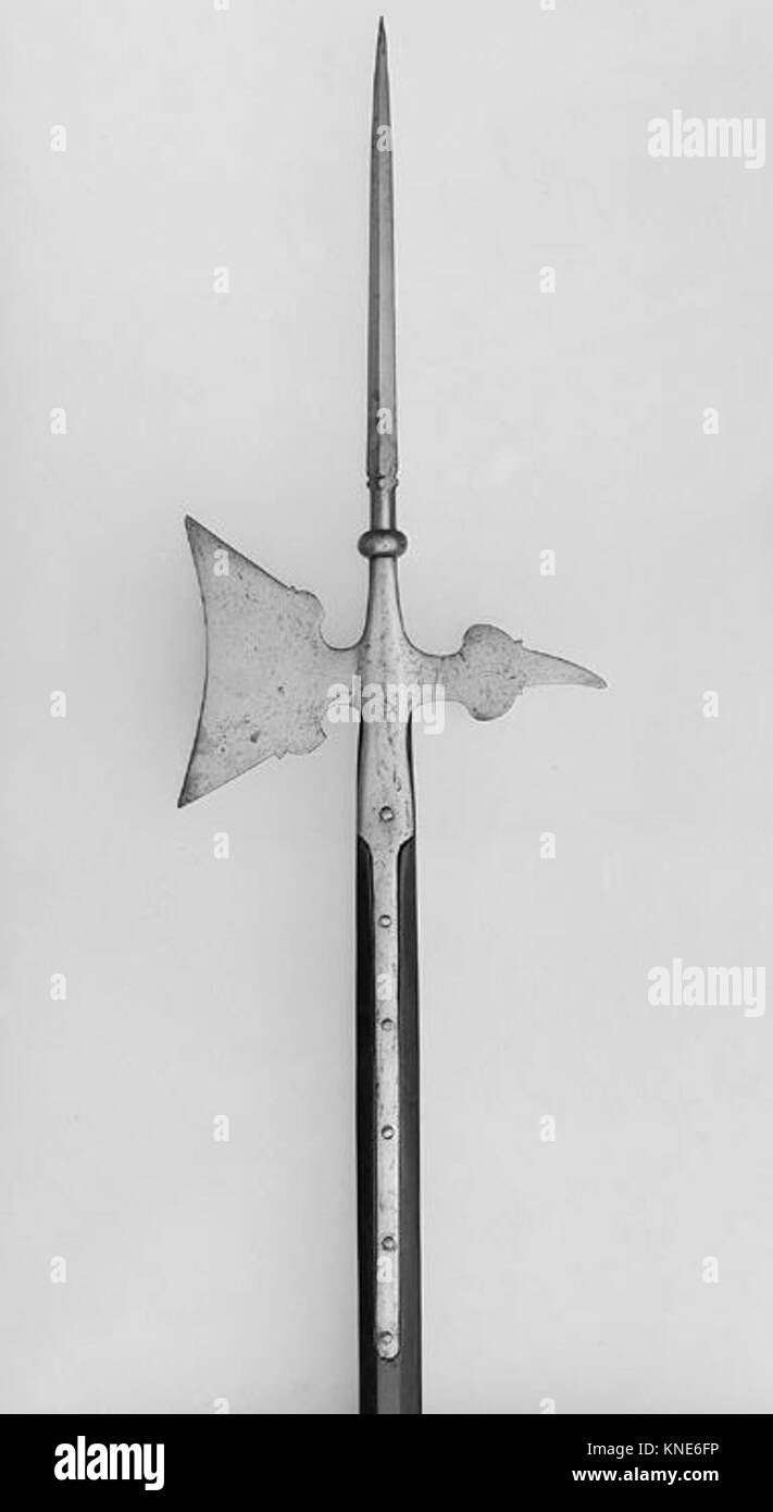 Questa halberd, catalogata come MET 158116, è un'arma a palo usata nel XV e XVI secolo, che combina una lama d'ascia, punta di lancia e gancio, esemplificando l'artigianato militare e il design del periodo. Foto Stock