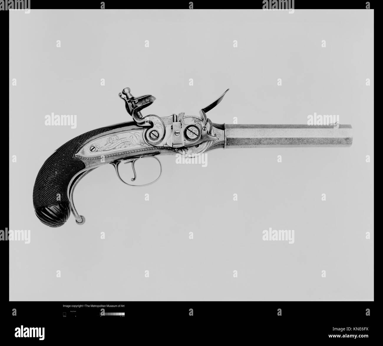 Questa pistola a ripetizione a pietra focaia con azione Lorenzoni è incisa con lo stemma del vice ammiraglio Horatio Nelson e include una custodia e accessori, che rappresentano l'artigianato militare europeo del XVIII secolo. Foto Stock