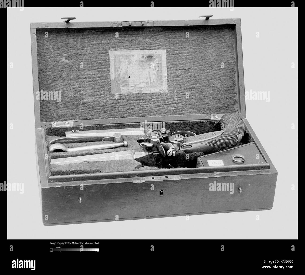 Questa pistola a ripetizione a pietra focaia con azione Lorenzoni e stemma di Nelson, completa di custodia e accessori, rappresenta una notevole arma da fuoco storica. Foto Stock