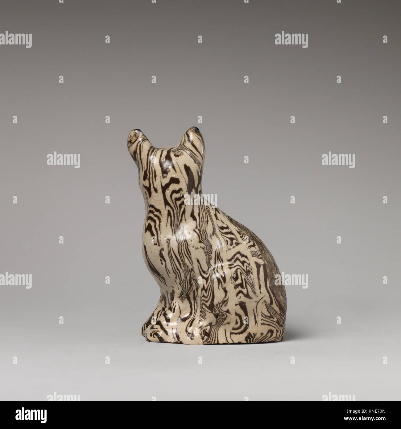 La scultura di un gatto enfatizza l'accuratezza anatomica e i dettagli artistici, riflettendo gli approcci del periodo alle forme animali e il loro significato culturale nell'arte. Foto Stock