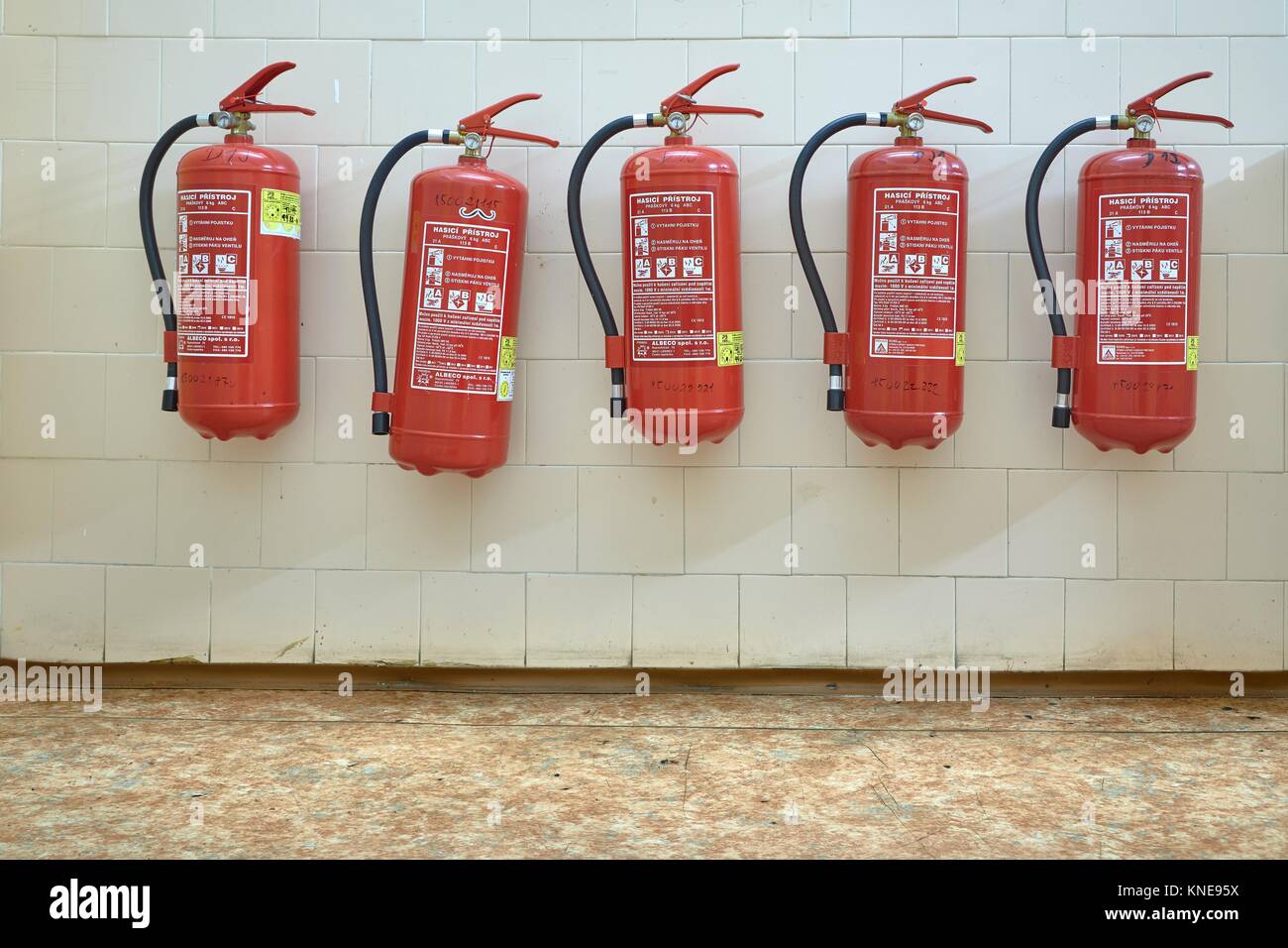 Estintore su un muro nella casa pubblica marocchina Foto stock - Alamy