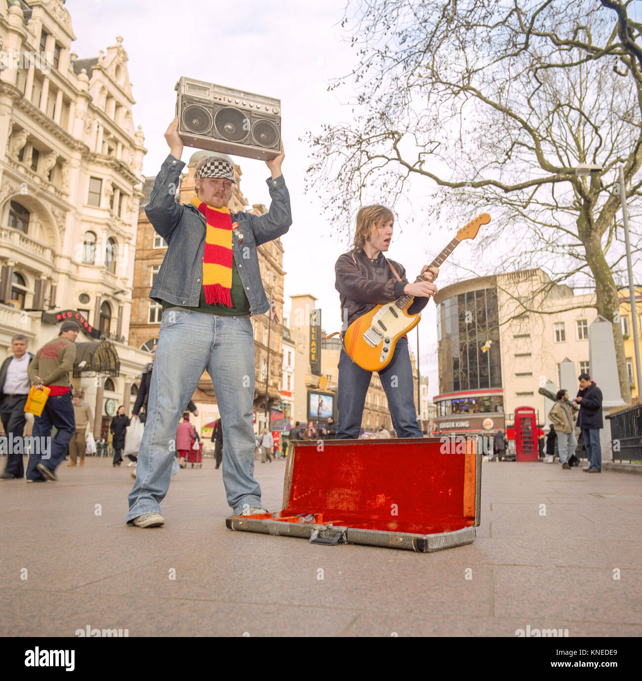 Junior Senior un duo pop dalla Danimarca, fotografato musicista di strada in , Leicester Square,Londra Inghilterra, Regno Unito. Foto Stock