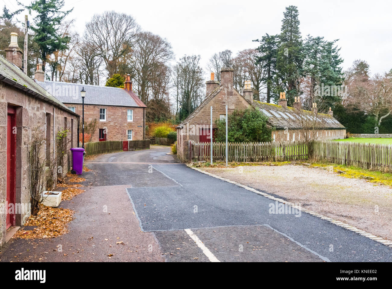 Glamis,Scozia,UK-dicembre 06,2017: Il villaggio edifici del villaggio di Glamis guardando giù Kirk Wynd Glamis Chiesa invisibile alla fine della strada Foto Stock