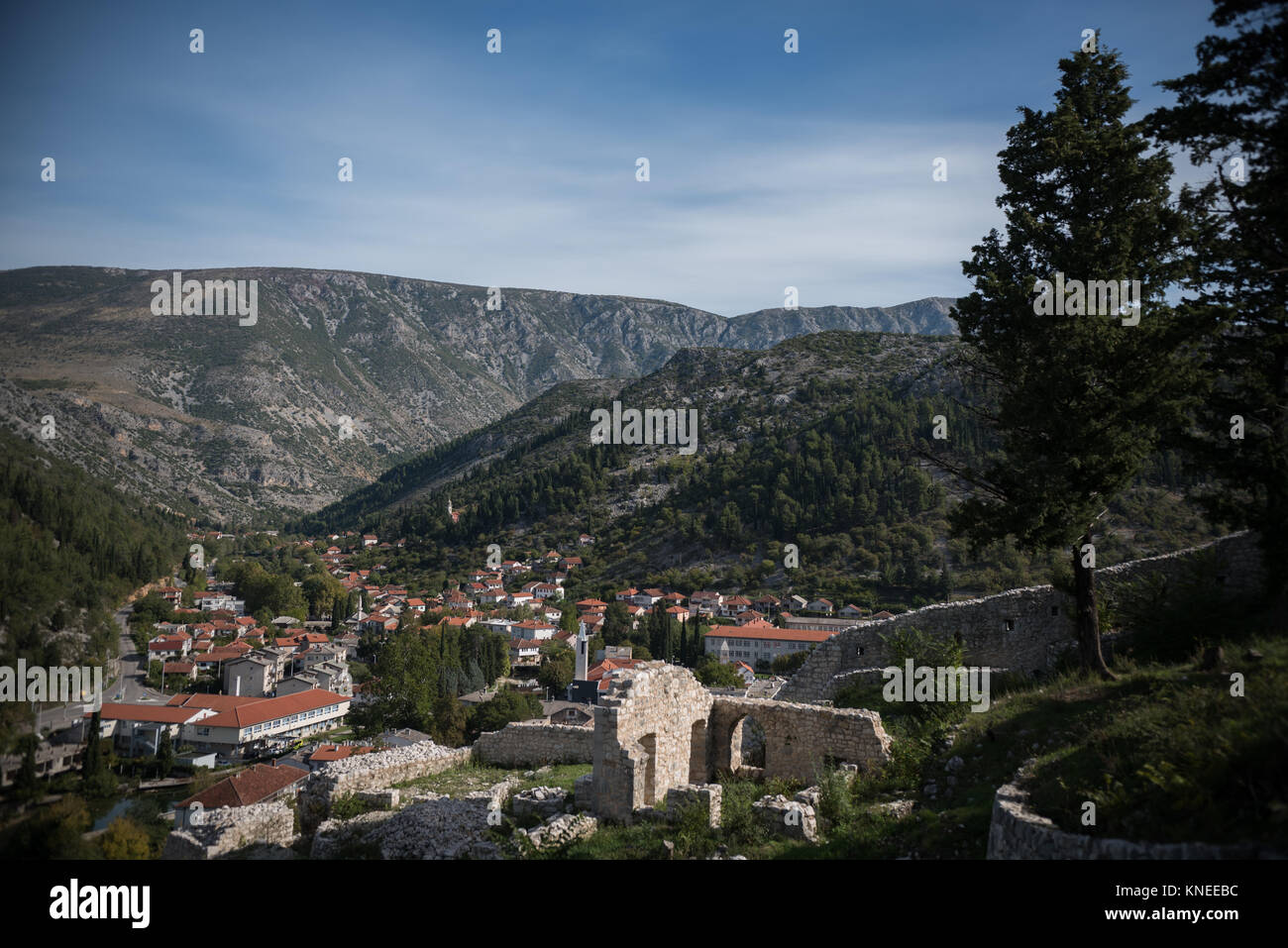 Vista aerea di Stolac e antiche rovine, Bosnia Foto Stock