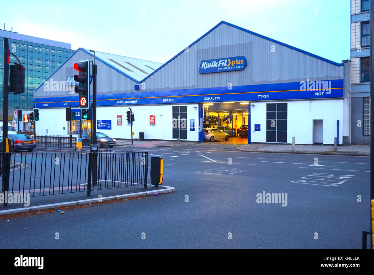 Kwik-Fit Plus in Colindale, Edgeware Road, London, Regno Unito Foto Stock