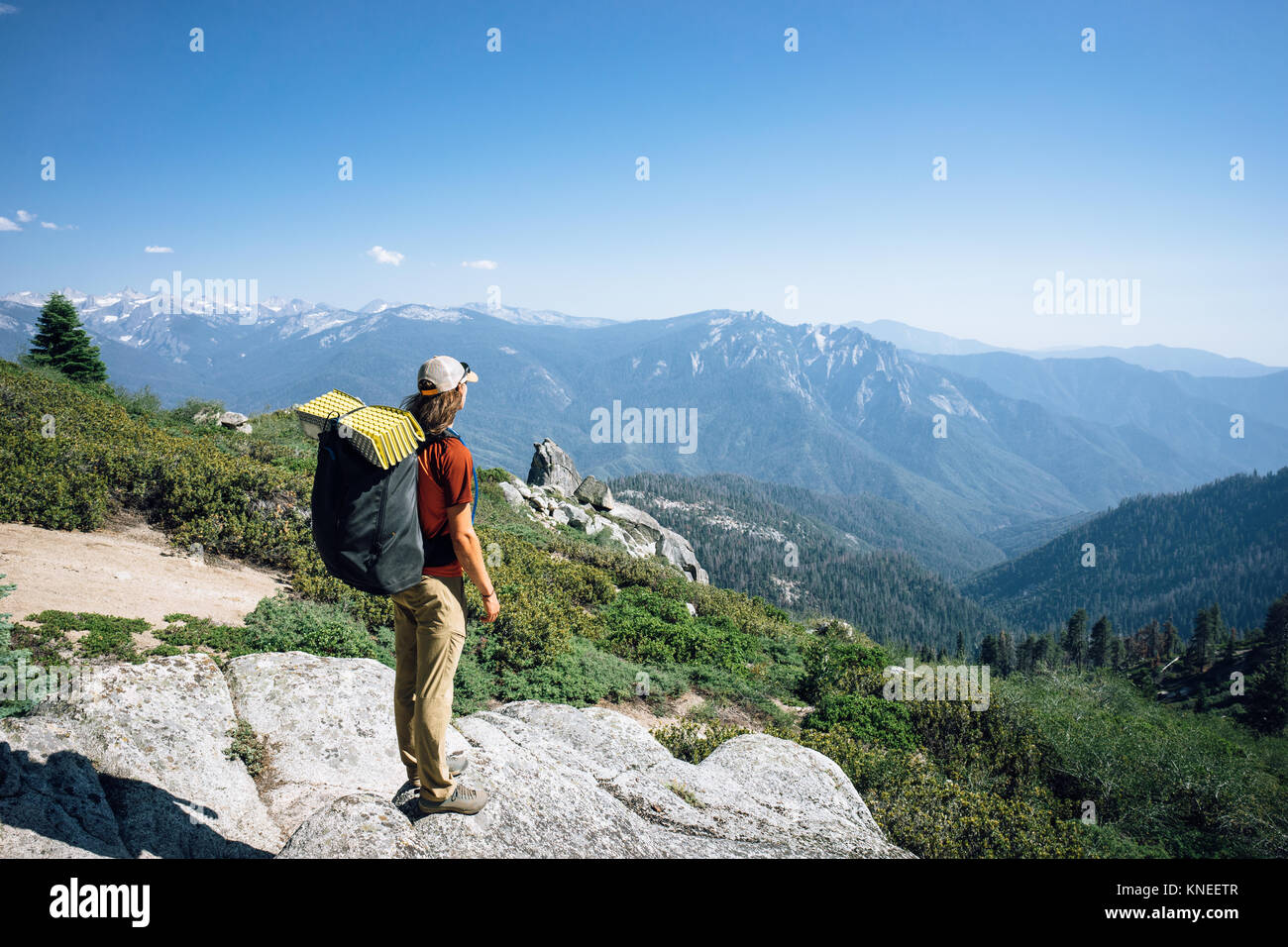 Escursionista che guarda verso Great Western divide, Sequoia National Park, California, Stati Uniti Foto Stock