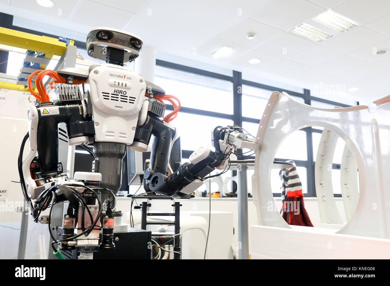 Robot con due bracci flessibili per robotica. Robot umanoide per automotive attività di assemblaggio in collaborazione con persone, industria, Tecnalia Research & Foto Stock
