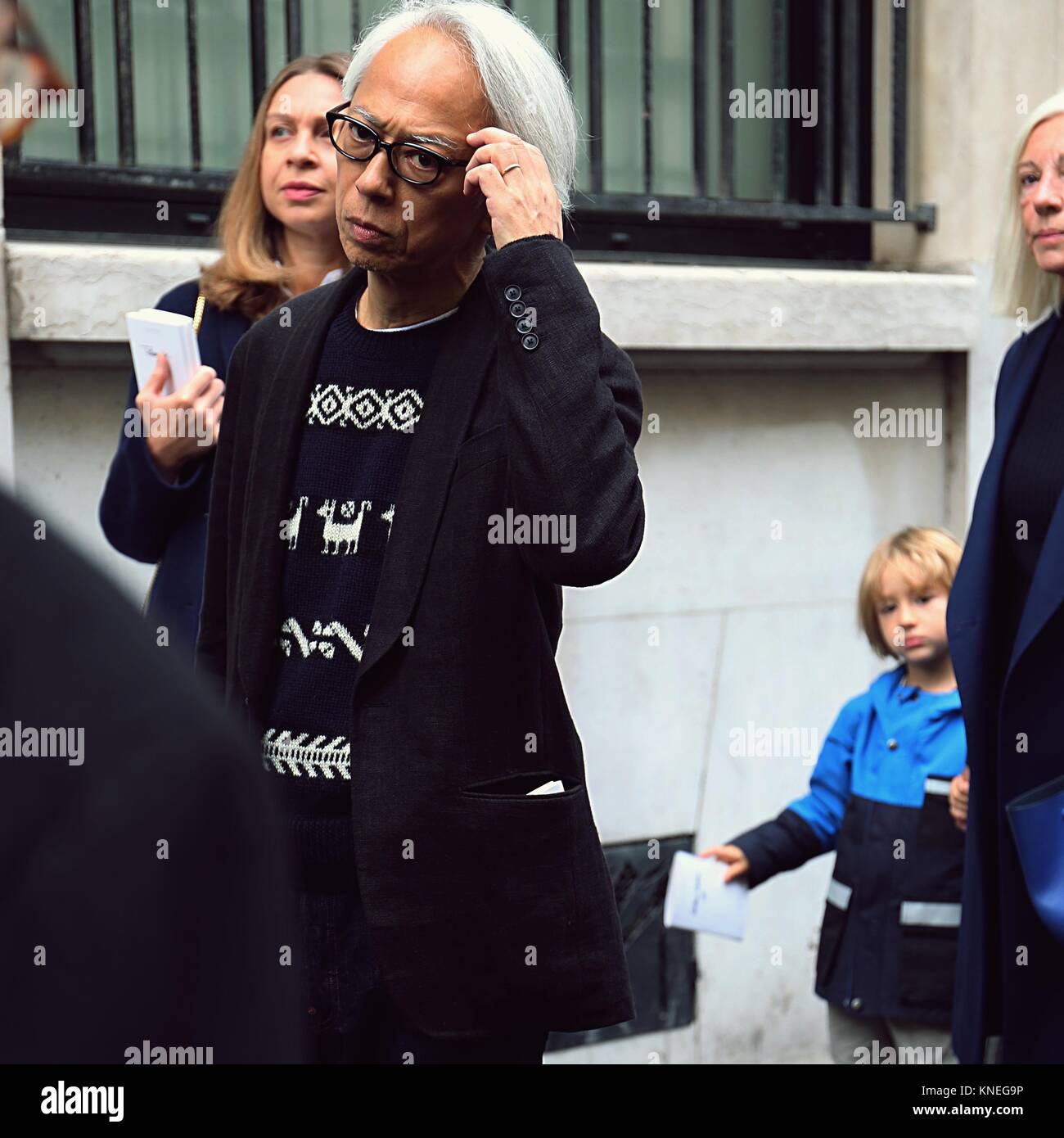 Parigi- 28 settembre 2017 uomo sulla strada durante la settimana della moda di Parigi Foto Stock