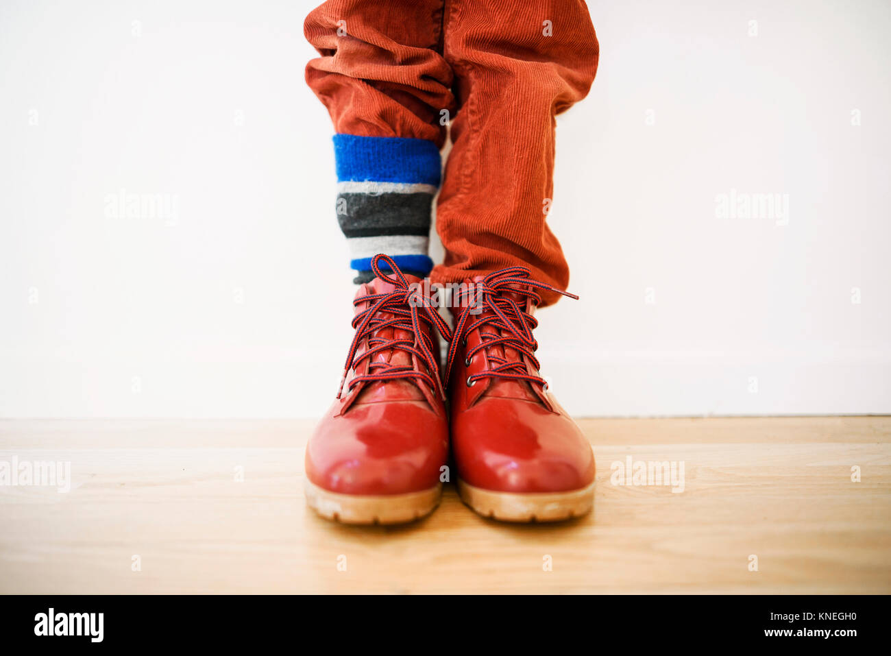 Close-up di un ragazzo con i suoi pantaloni nascosto in uno dei suoi calzini Foto Stock