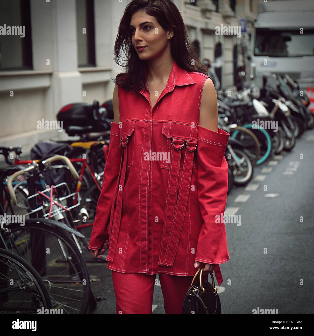 Parigi- 28 settembre 2017 donna sulla strada durante la settimana della moda di Parigi Foto Stock