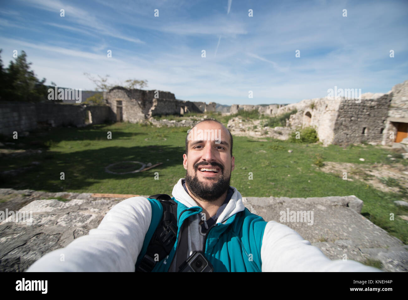 L'uomo prendendo un selfie, Stolac, Bosnia Foto Stock