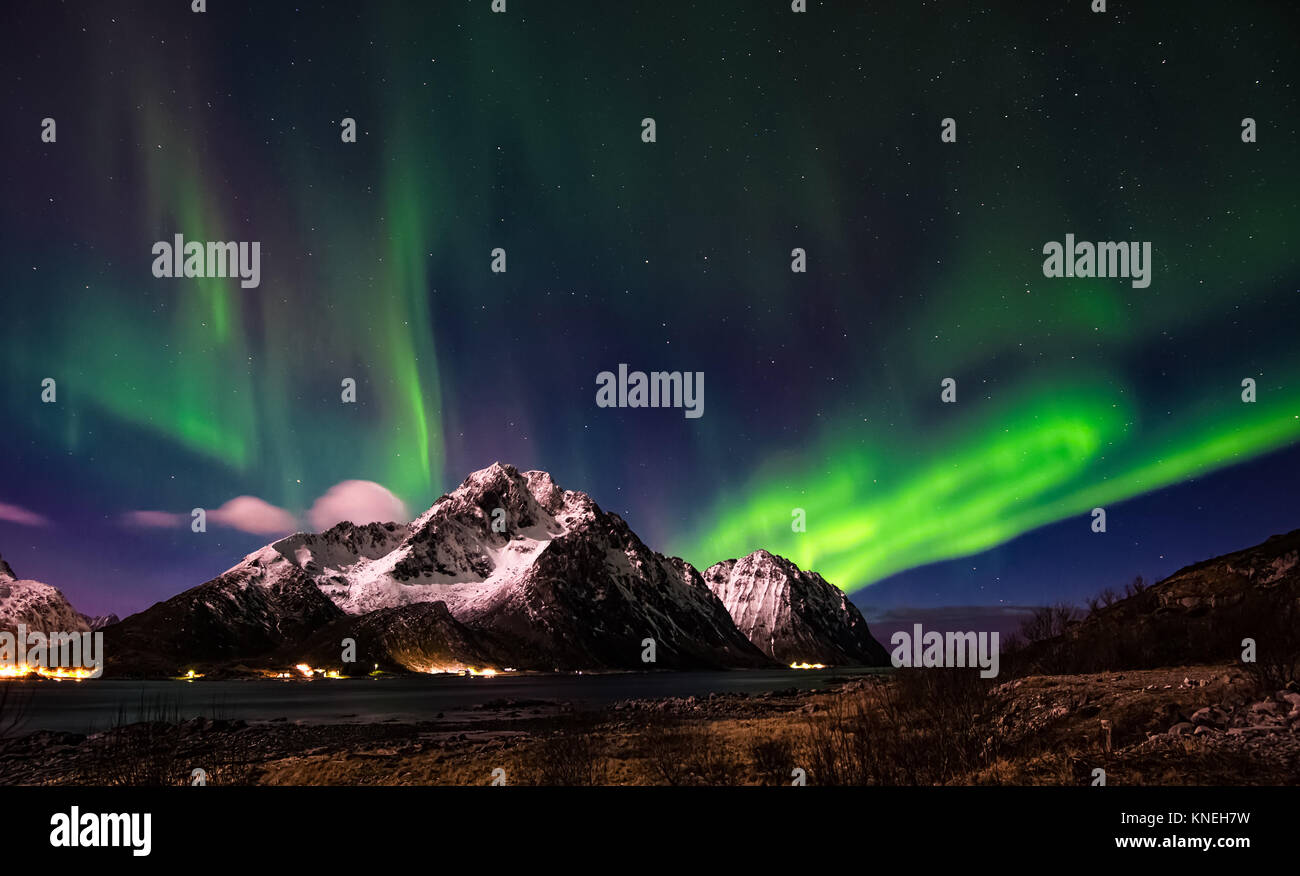 Luci del nord, Mount Store Nappstinden, Flakstad, Nordland, Lofoten, Norvegia Foto Stock