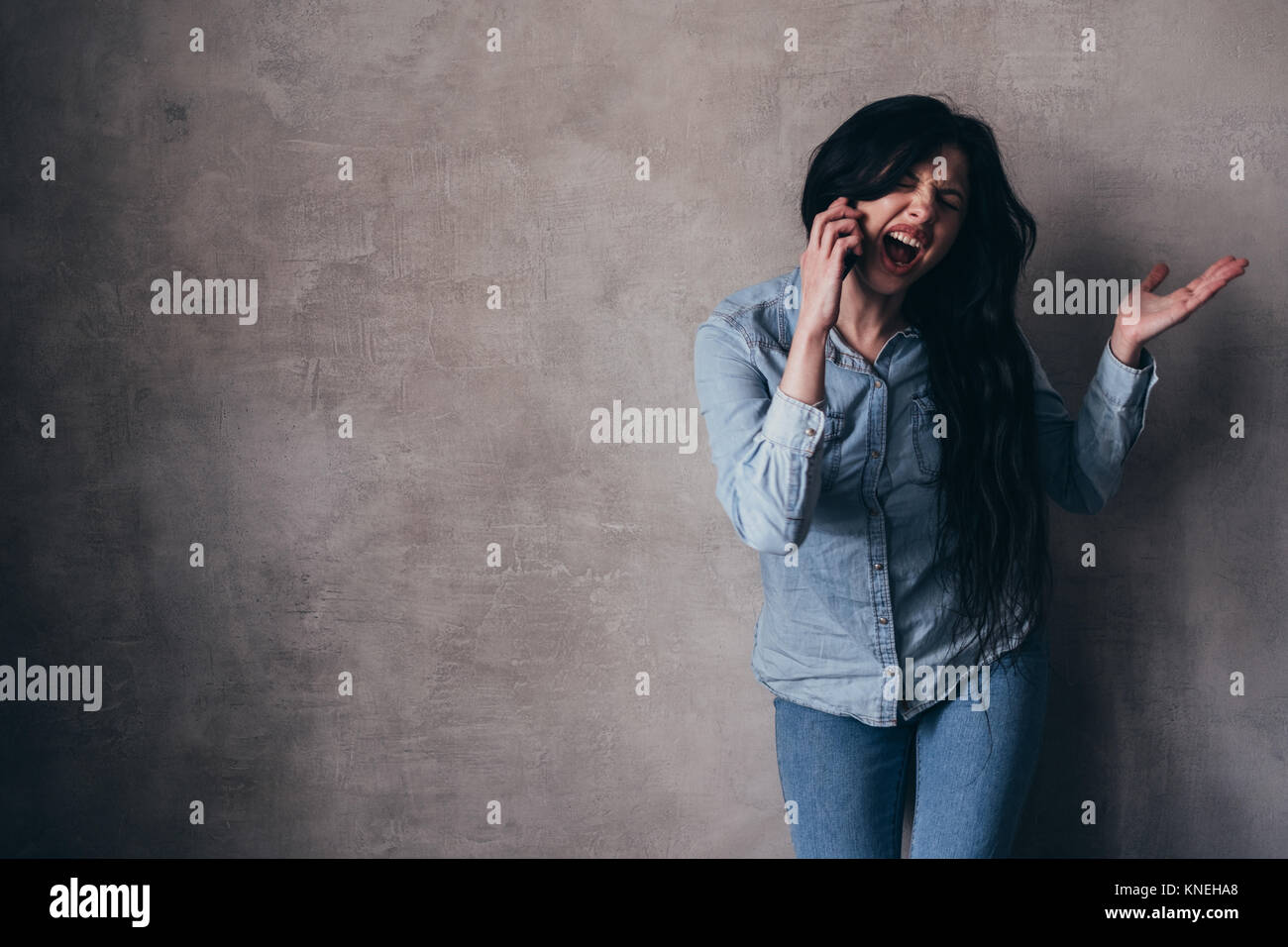 Donna urlando giù il telefono Foto Stock