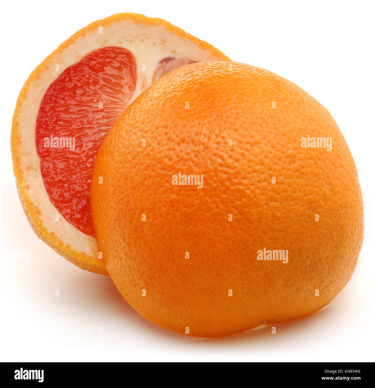 Pompelmo organico su sfondo bianco Foto Stock