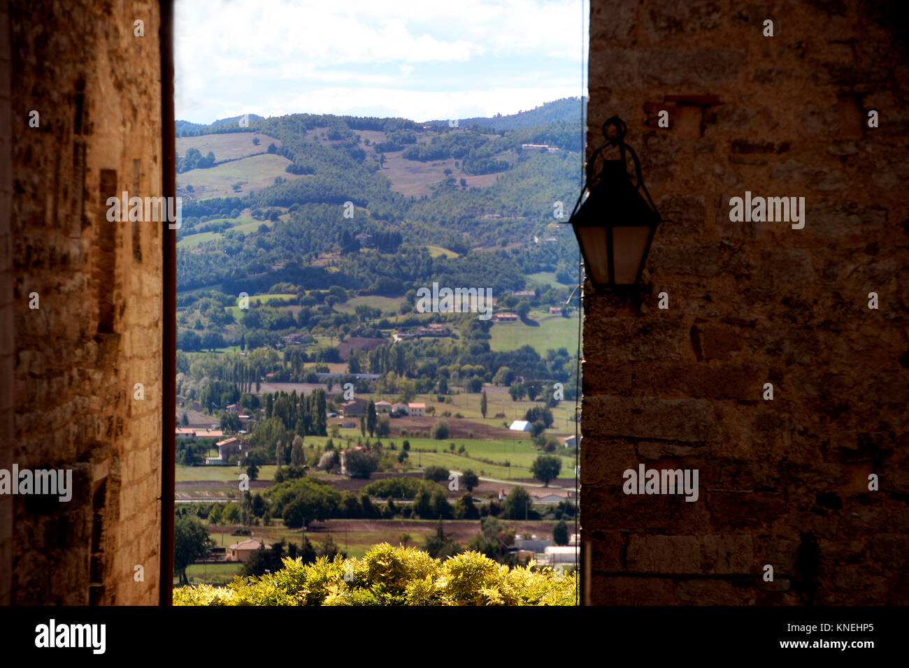 Paesaggio rurale vista tra due edifici, Italia Foto Stock