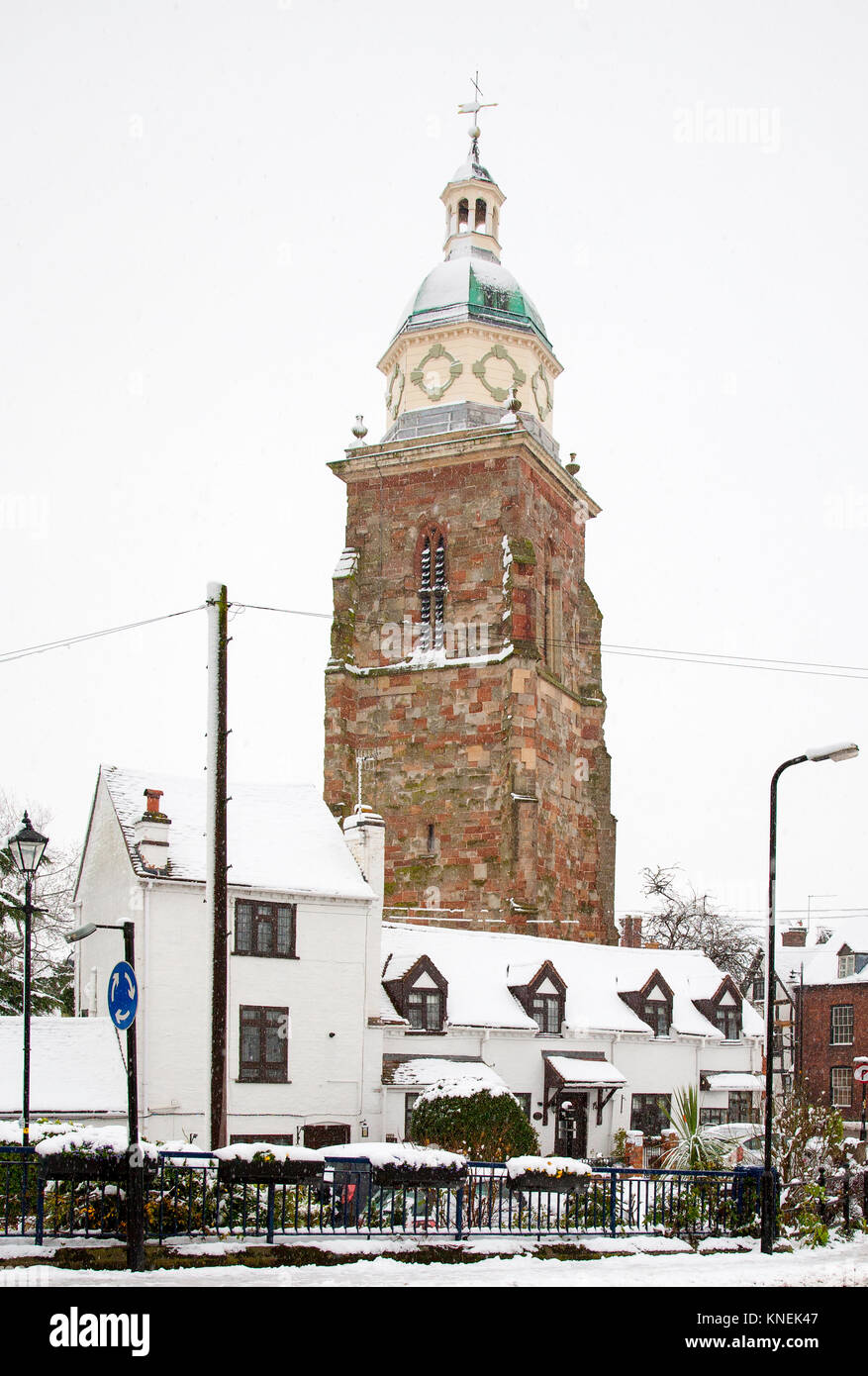 Coperta di neve cottages con Upton su Severn 'Pepperpot' campanile di una chiesa in background, Worcestershire, Inghilterra. Foto Stock