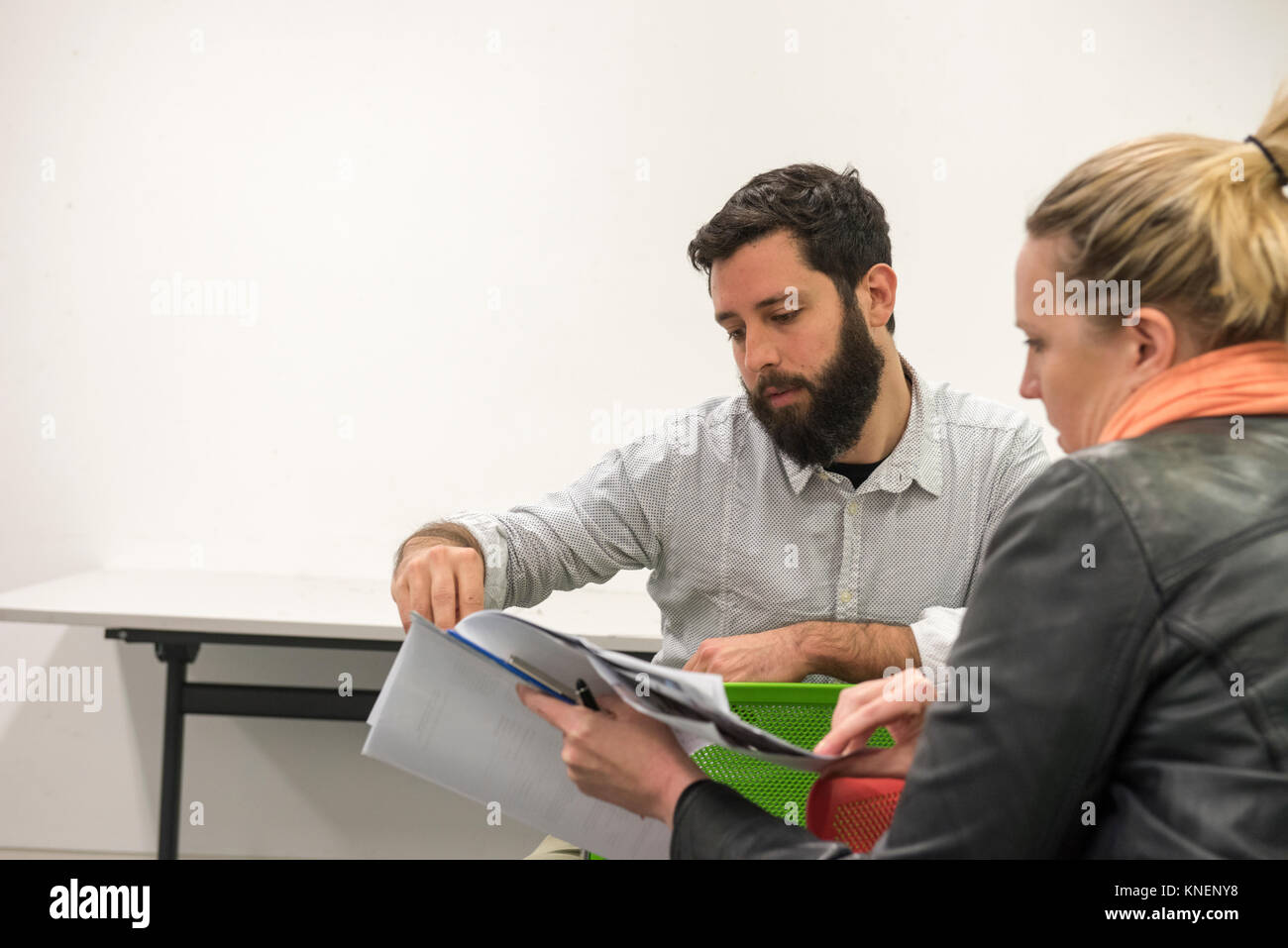 Studenti e studentesse confronto note Foto Stock
