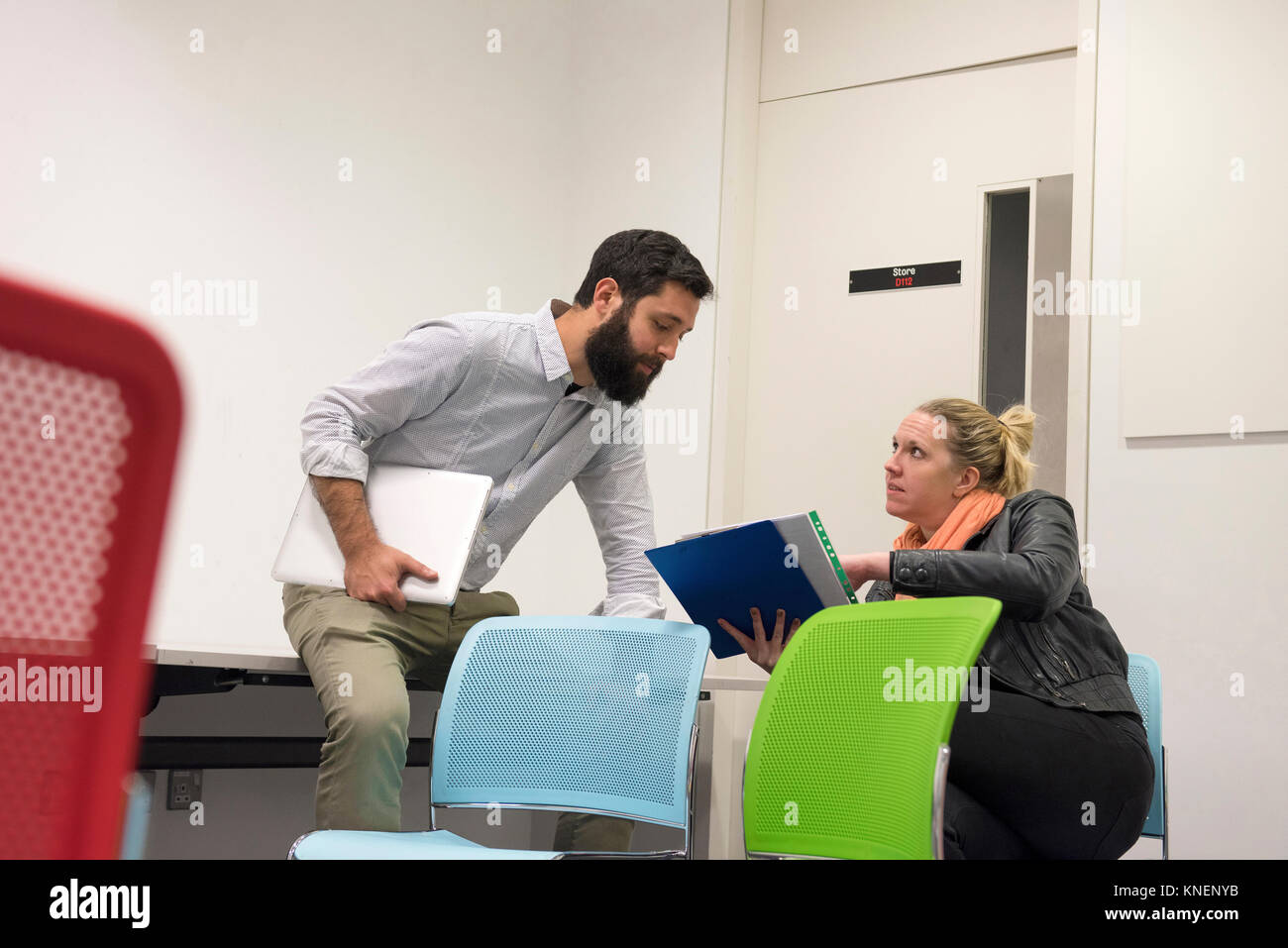 Studenti e studentesse confronto note Foto Stock