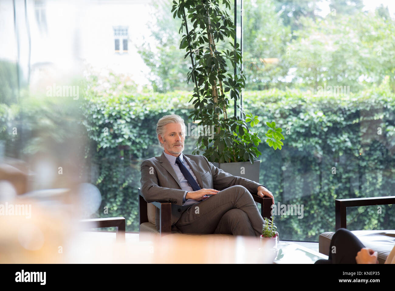 Imprenditore seduti nella hall hotel Foto Stock
