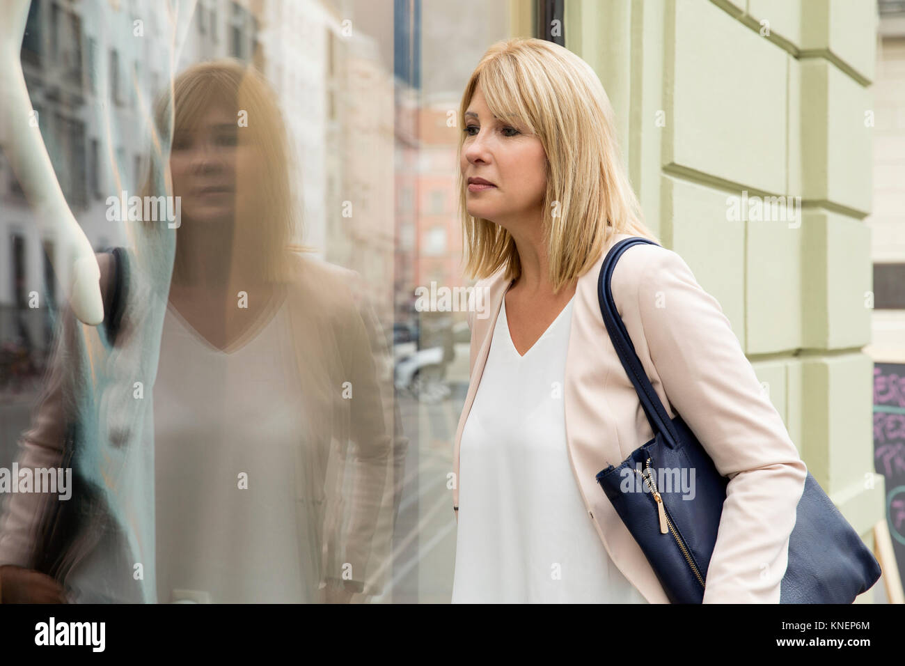 Donna di window shopping vetrina Foto Stock