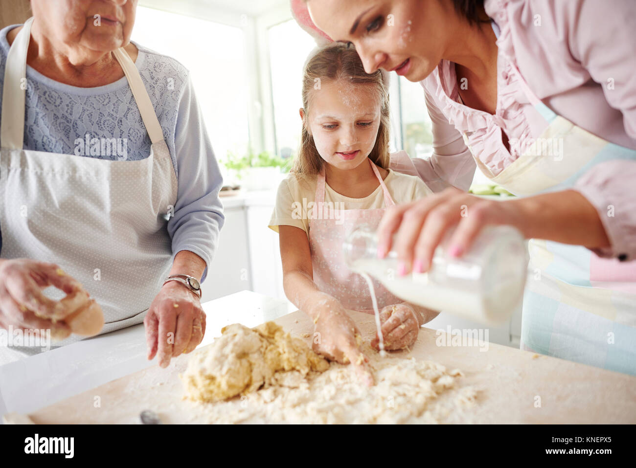 Ragazza madre e nonna pasqua a cottura a banco di cucina Foto Stock